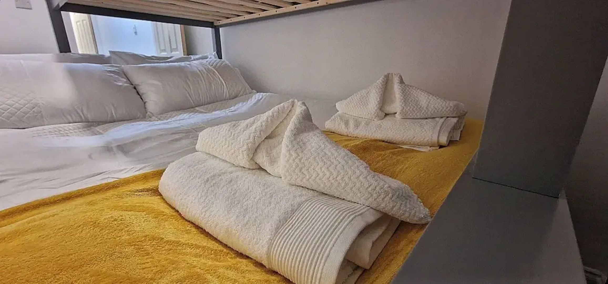 Ashfield House by Cyber Living - Modern Stay!