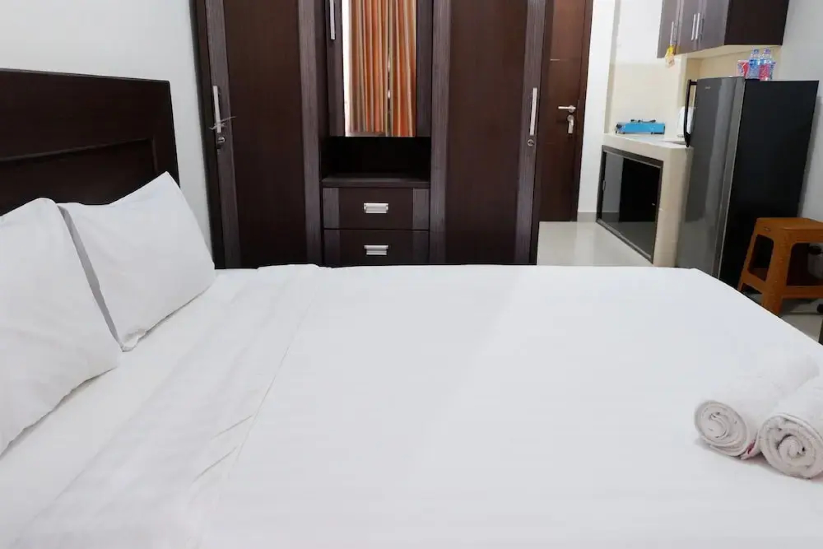 Pool View Studio Room Saveria Apartment near AEON Mall