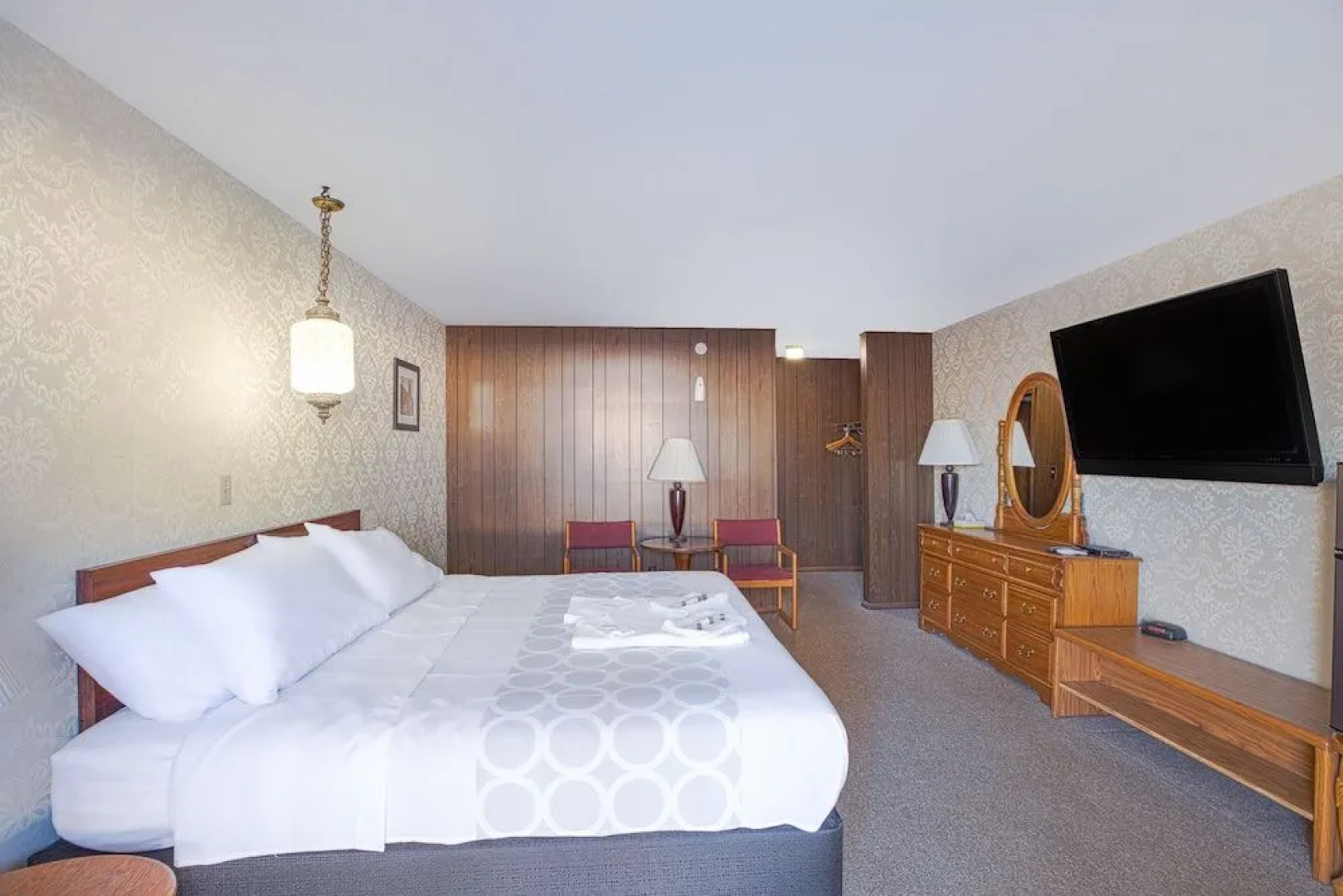 Love Hotels Tomahawk by OYO at Lake Mohawksin WI