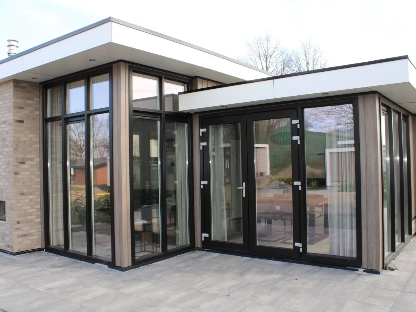 Wellness chalet with a sauna, in a holiday park directly on a recreational lake