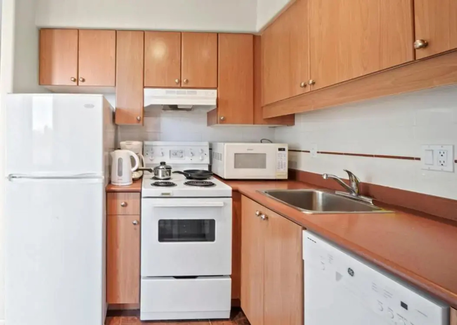 1BD+Den condo, with free parking in Downtown!