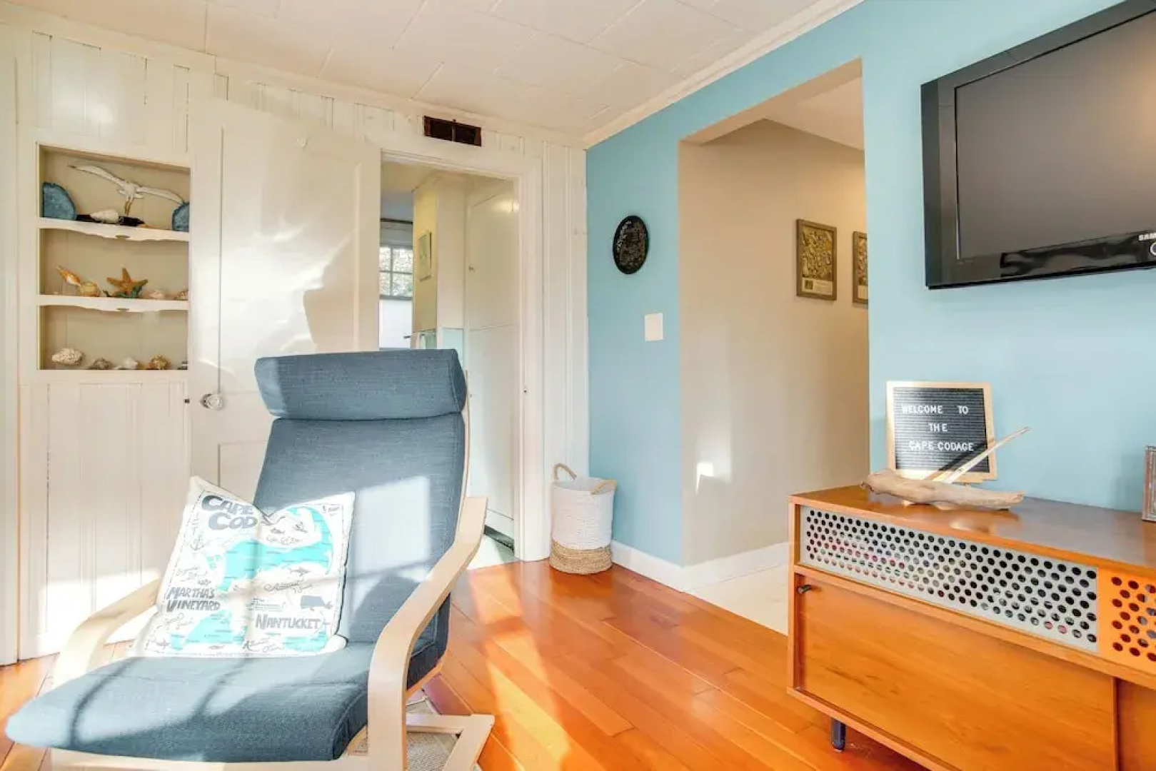 Walk to Monument Beach: Cape Cod Cottage w/ Grill