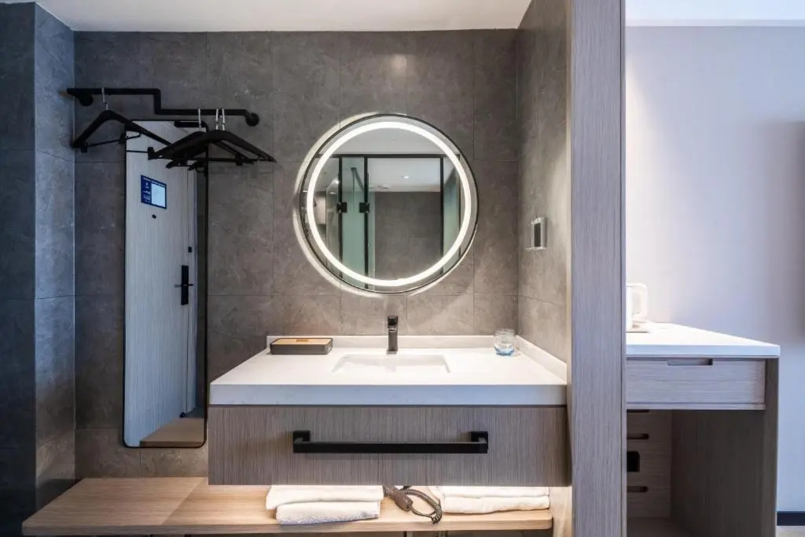 Xinhuating Business Hotel