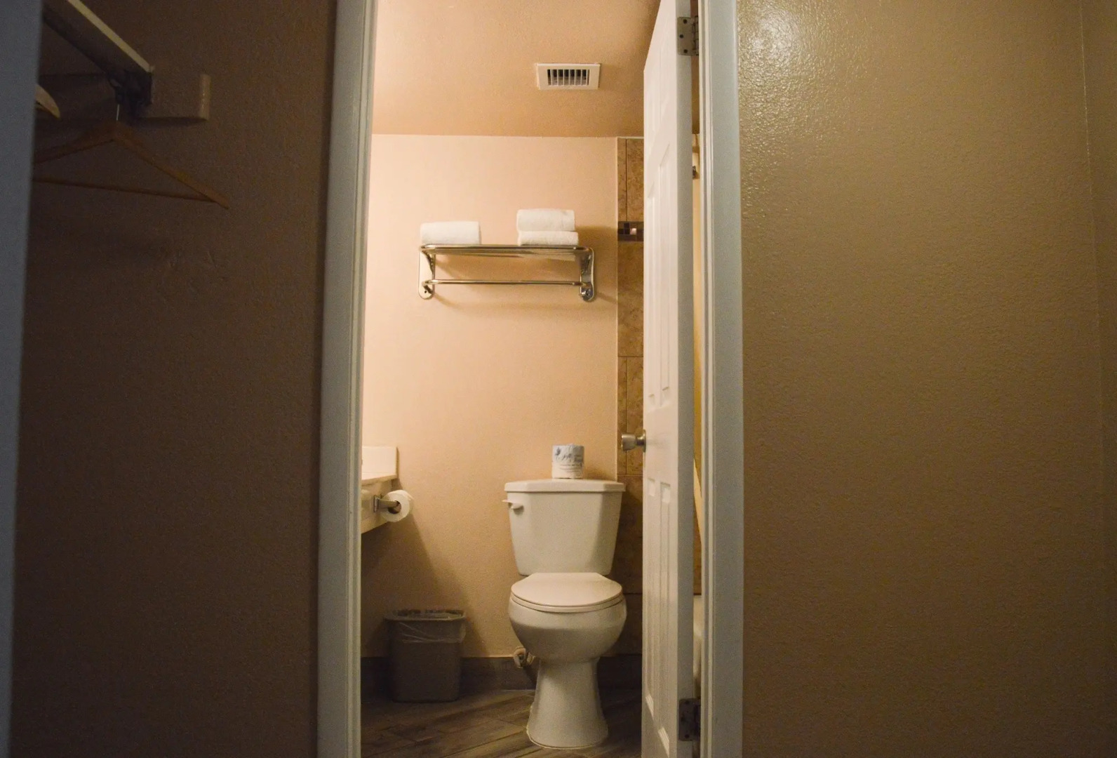 Hawaiian Inn Beach Resort