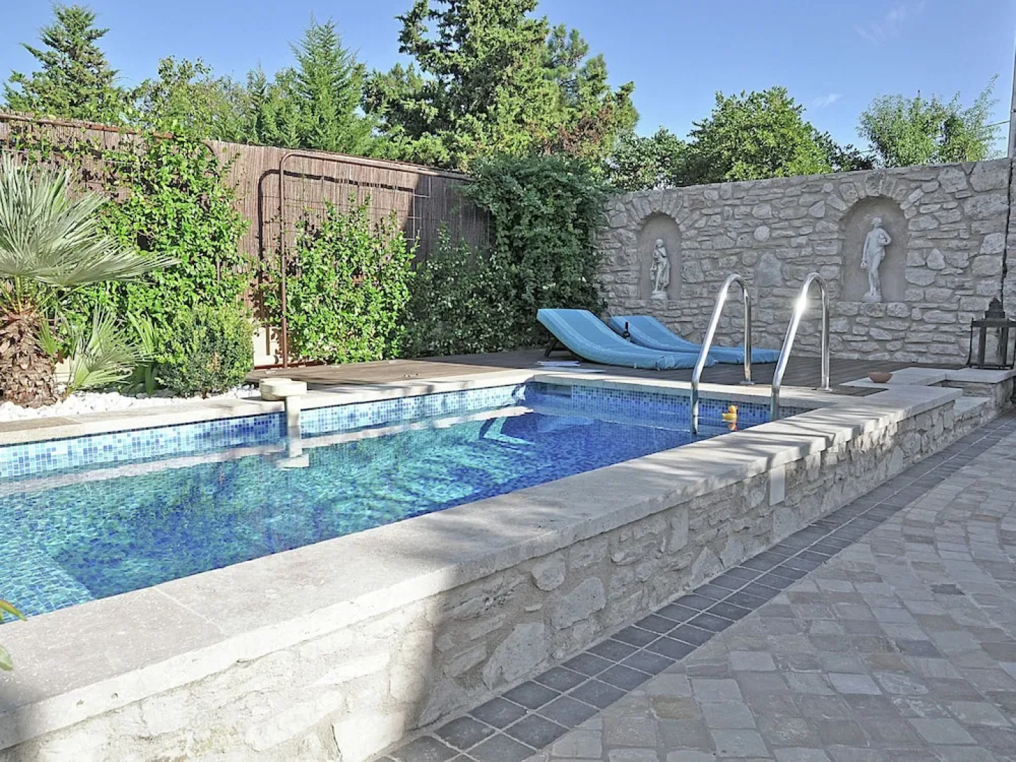 Luxurious Villa in Aix-en-Provence with Jacuzzi