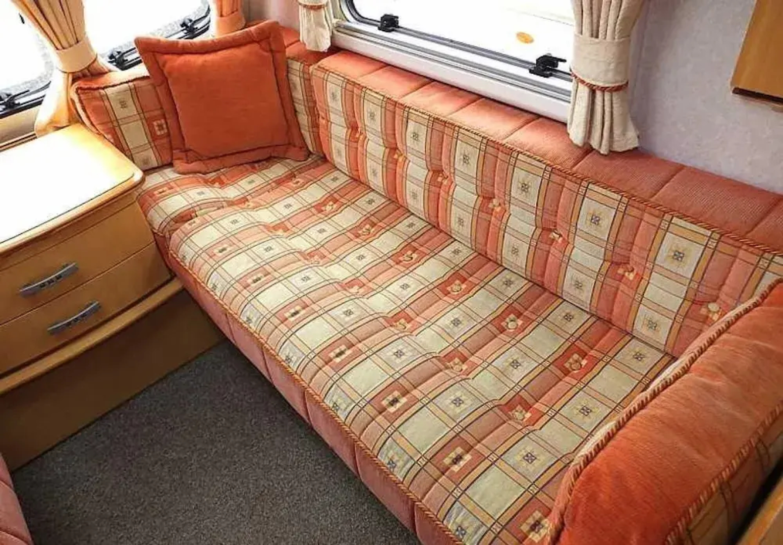 Stayzo Airy Touring Caravan With Built in Heater and Free Wi-fi Located in the Chiltern Hills