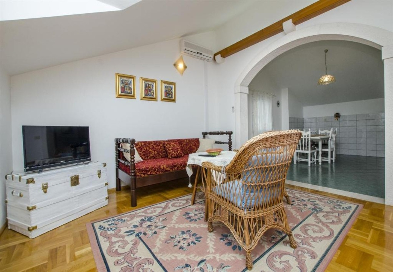 Apartment Mate 1 - 130 m from sea: A1 Zeleni Bol, Island Brac