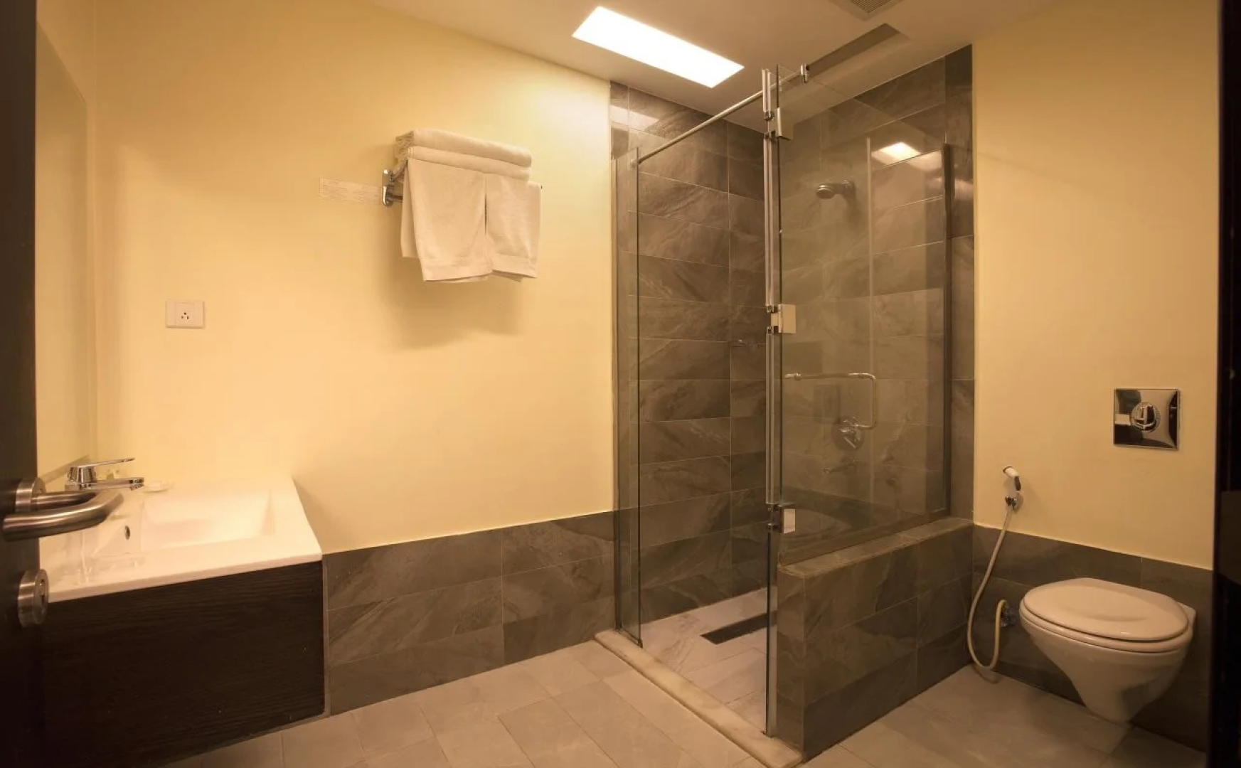 Grand Lily Hotel Suites