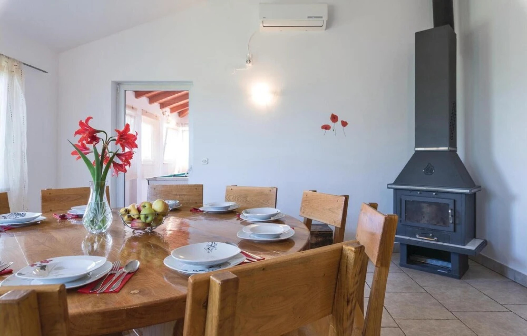 Amazing Home in Peruski With Wifi and 5 Bedrooms