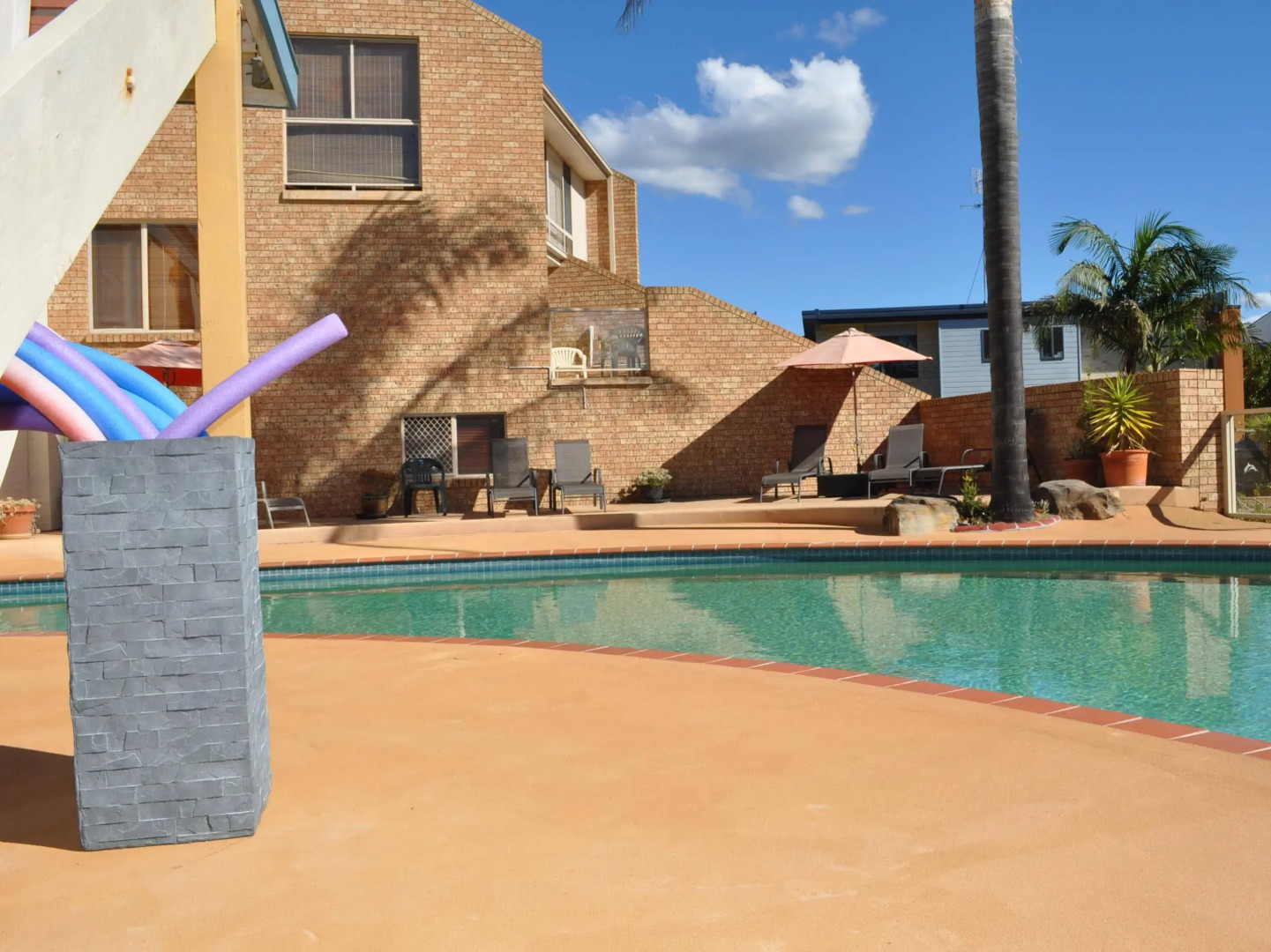 Black Dolphin Motel & Apartments