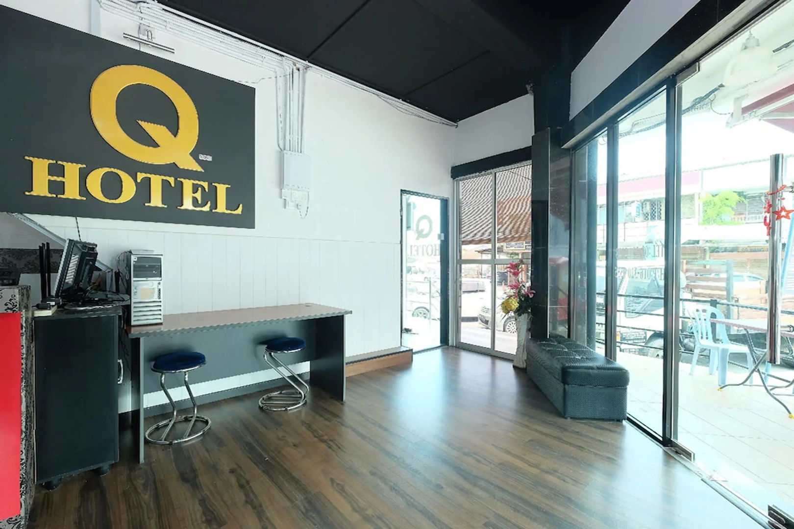 OYO 1104 Q Hotel