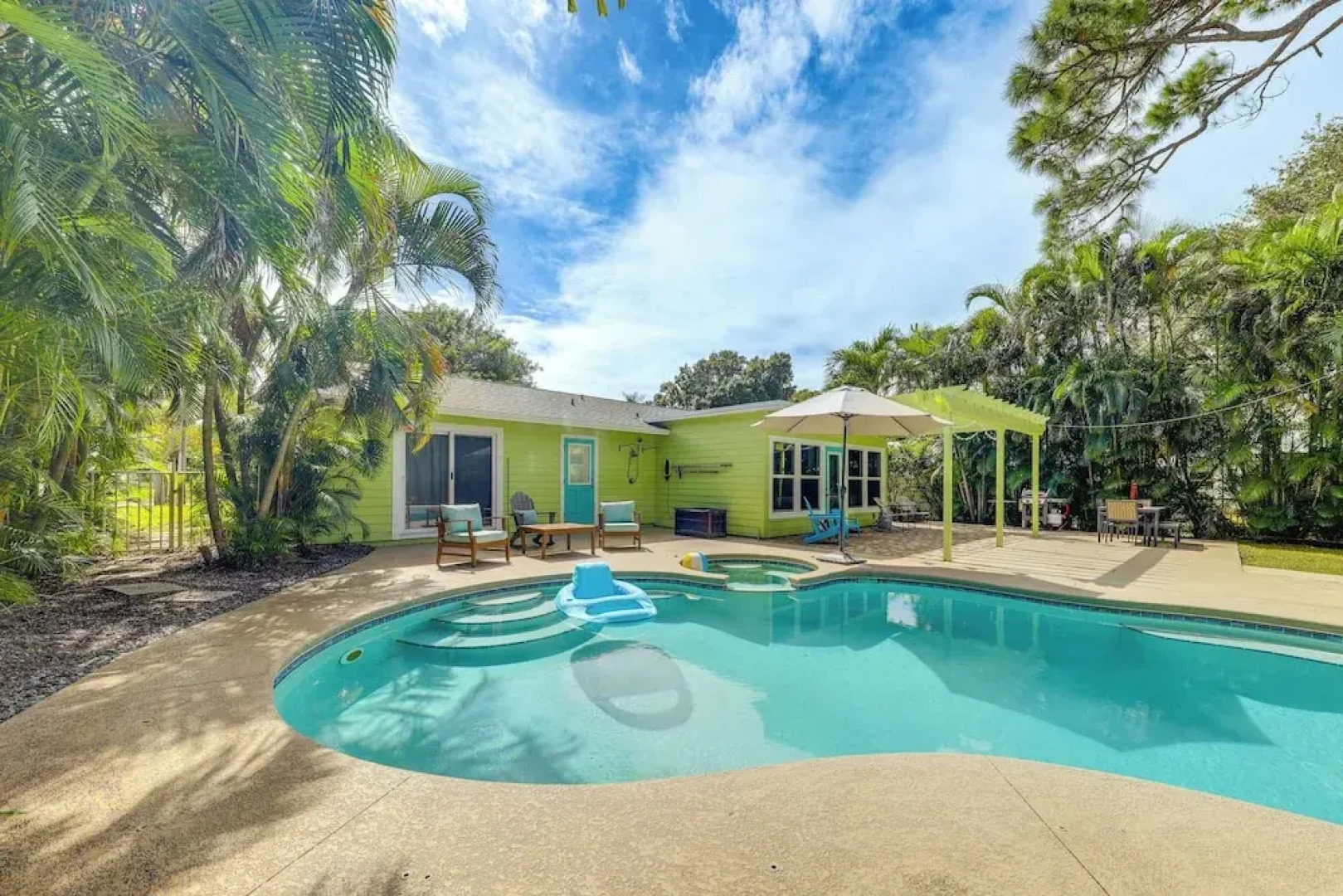 Tropical Pool Oasis on 1/4 Acre by Downtown Stuart