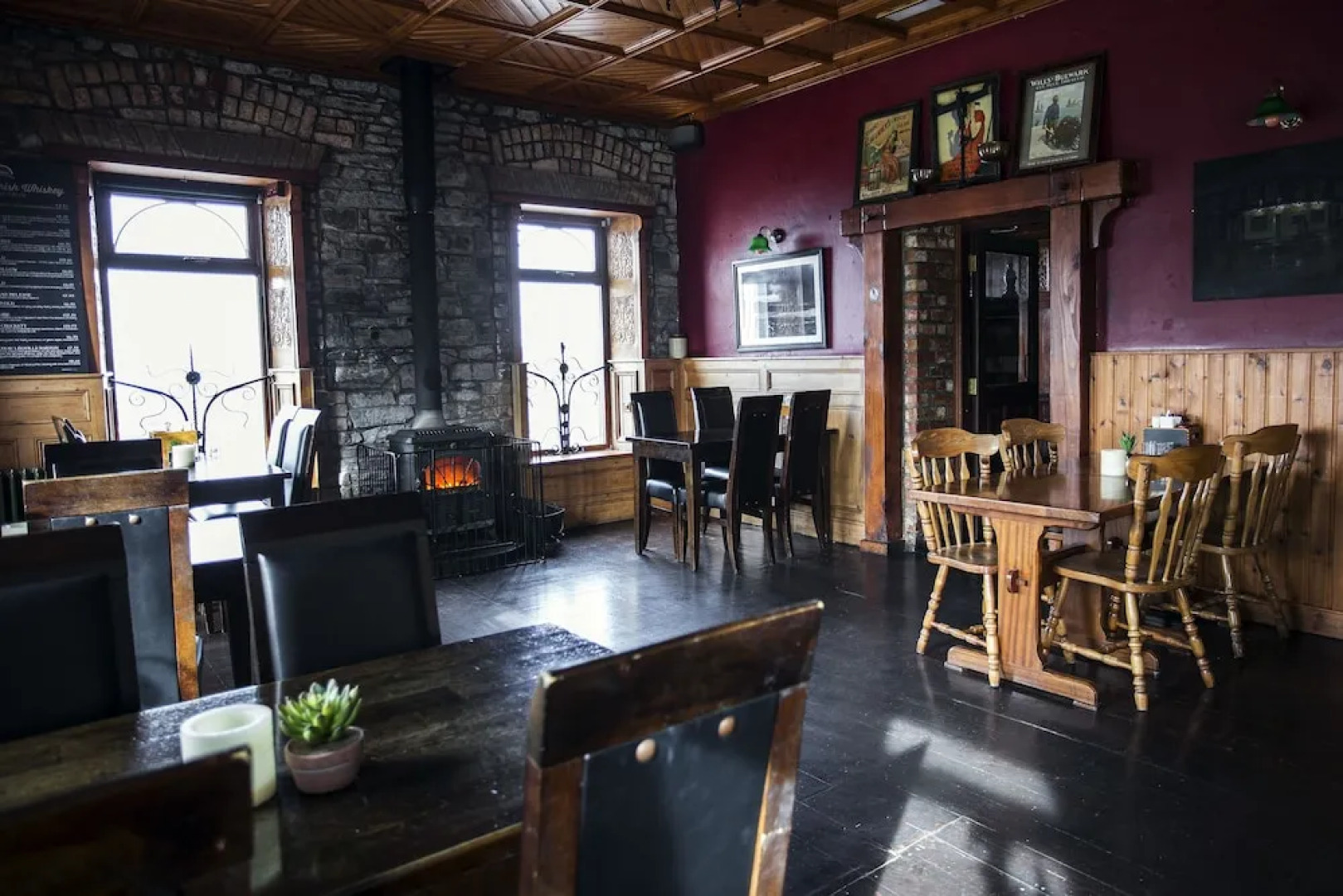 Maddens Bridge Bar, Restaurant & Guesthouse