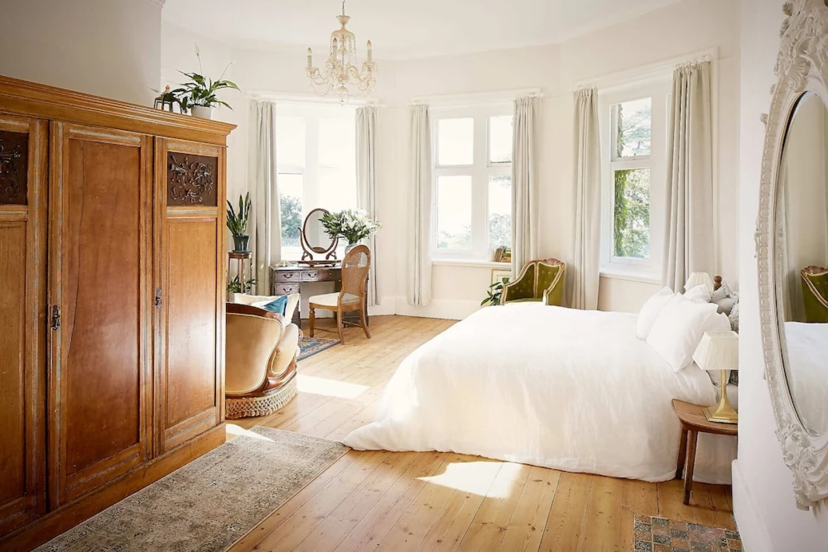 Captivating 6-bed Manor House in Totland Bay