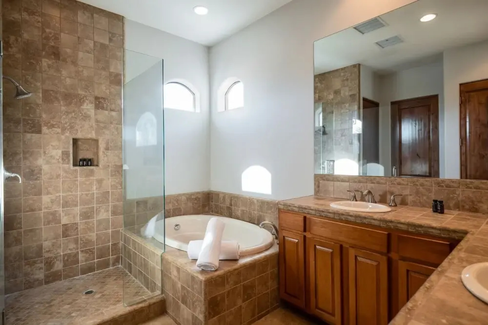 Villa Verbena by Avantstay Expansive Estate w/ B-ball Court, Pool/spa & Entertainer's Yard