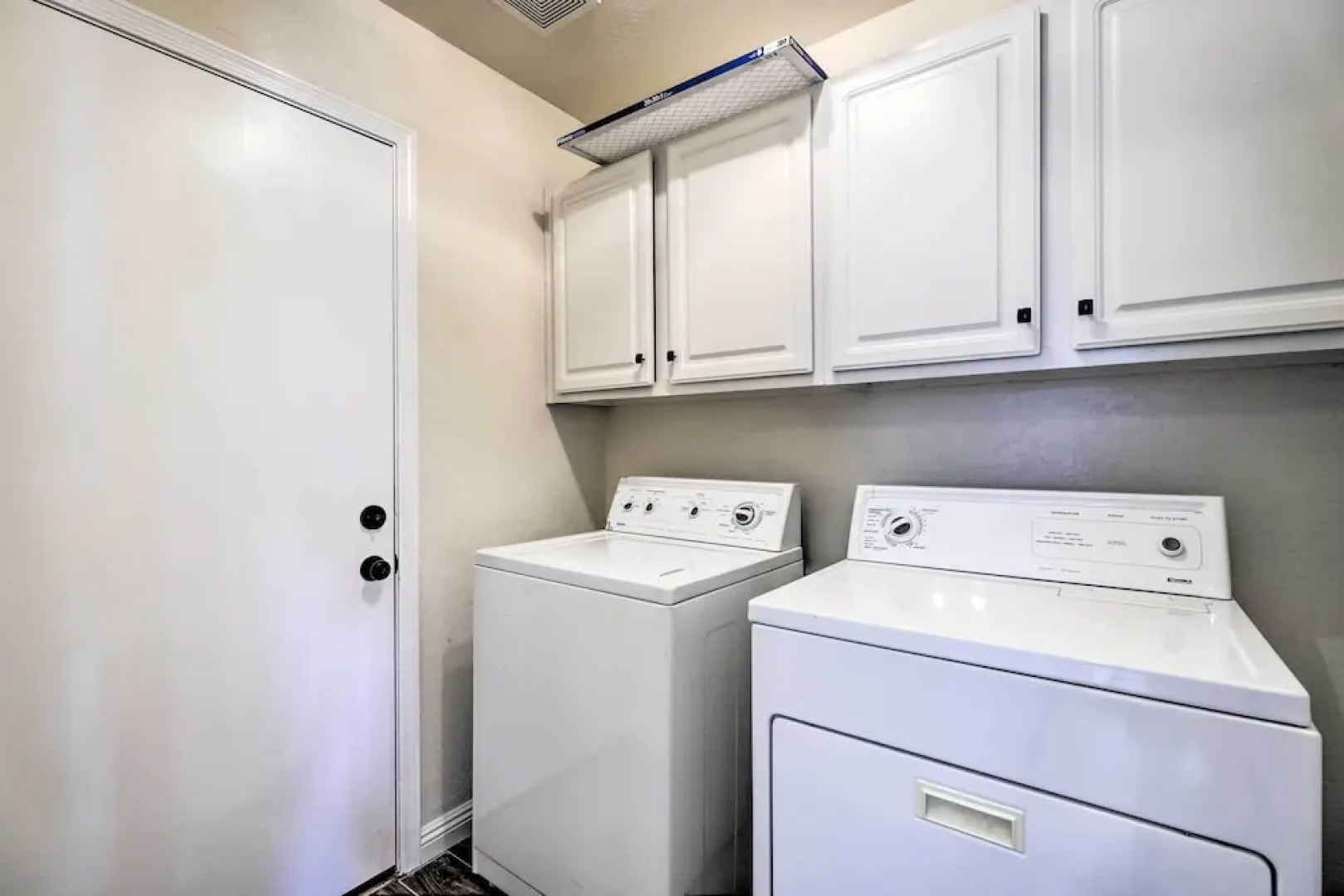 Beautiful Lakefront Peoria Home w/ Community Pool