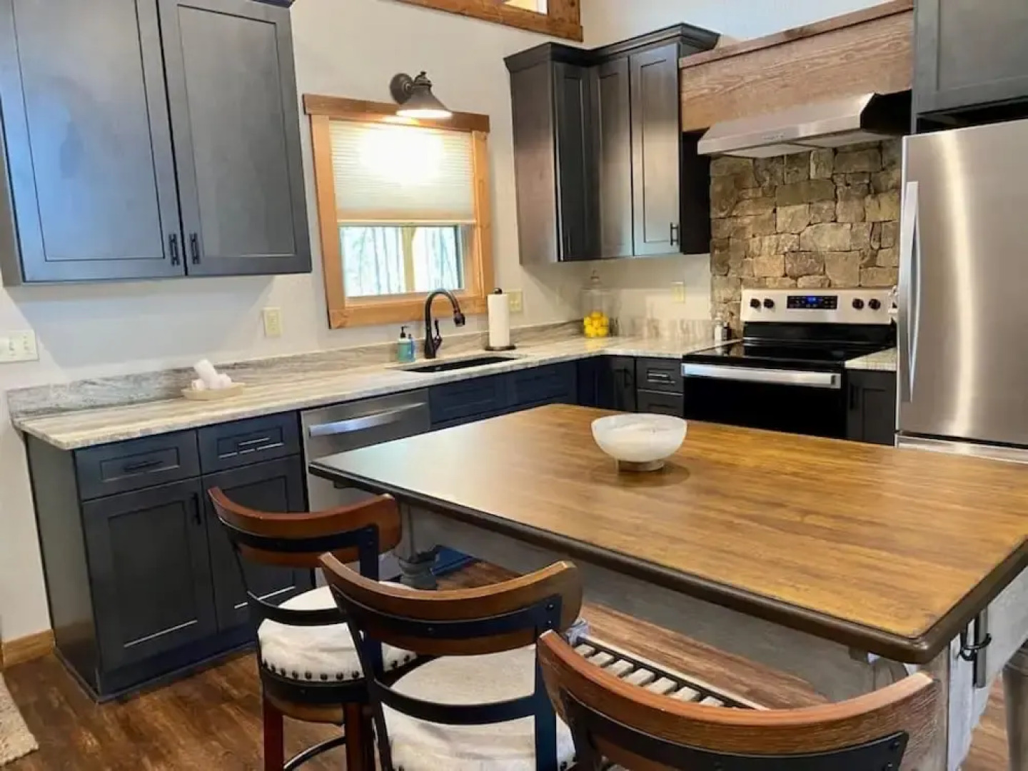 Bucks and Bunks - Brand new Cabin Come Relax or Watch TV Outside Fireplace