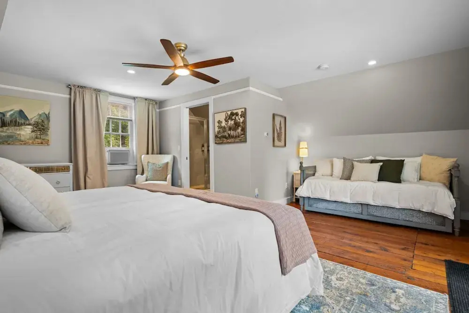 The Aurora Inn & Cottages