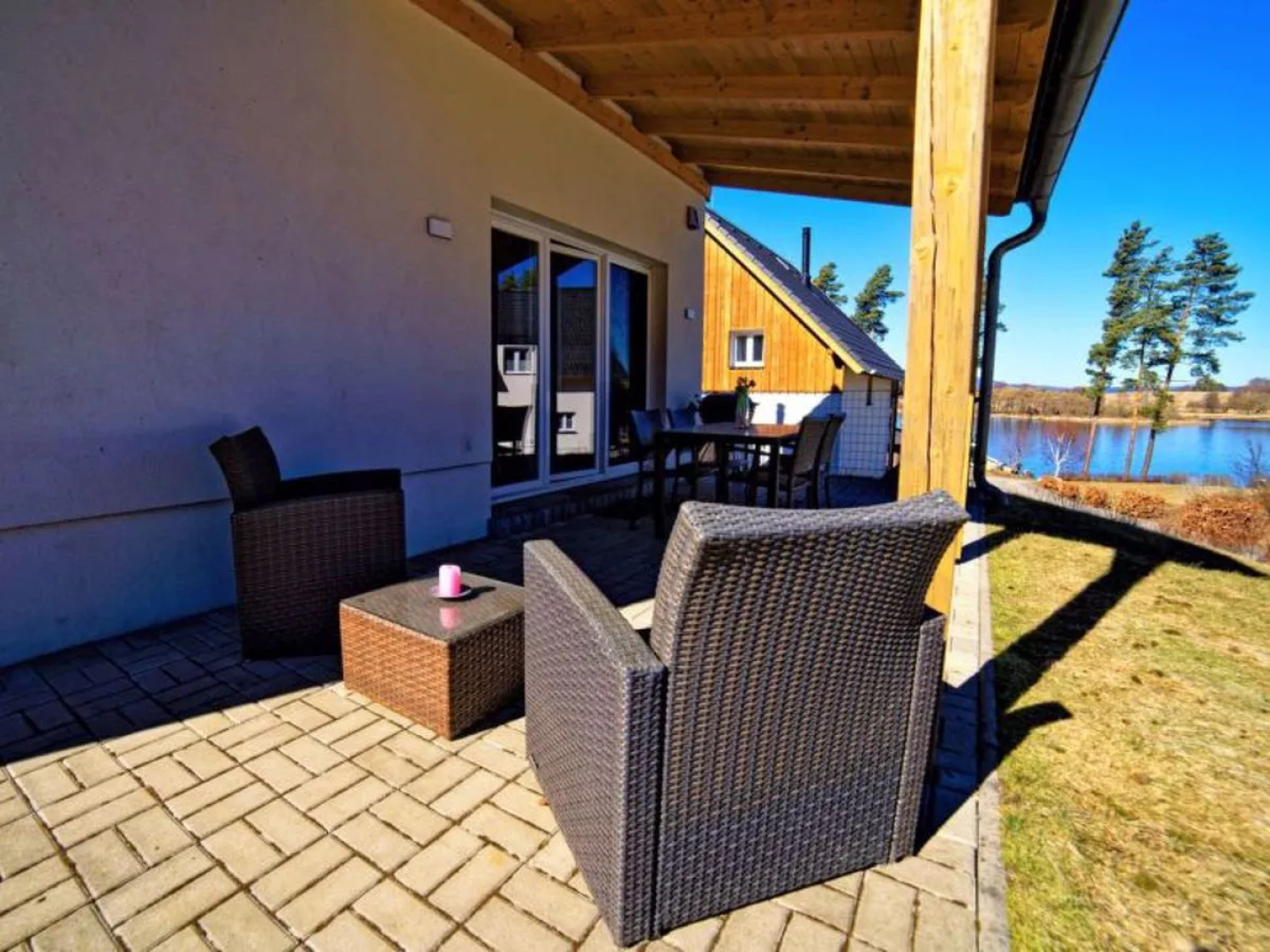 Lakeside Village 40382