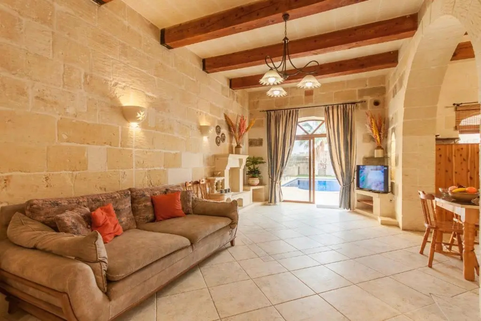 Centre Island Gozitan Farmhouse & Pool