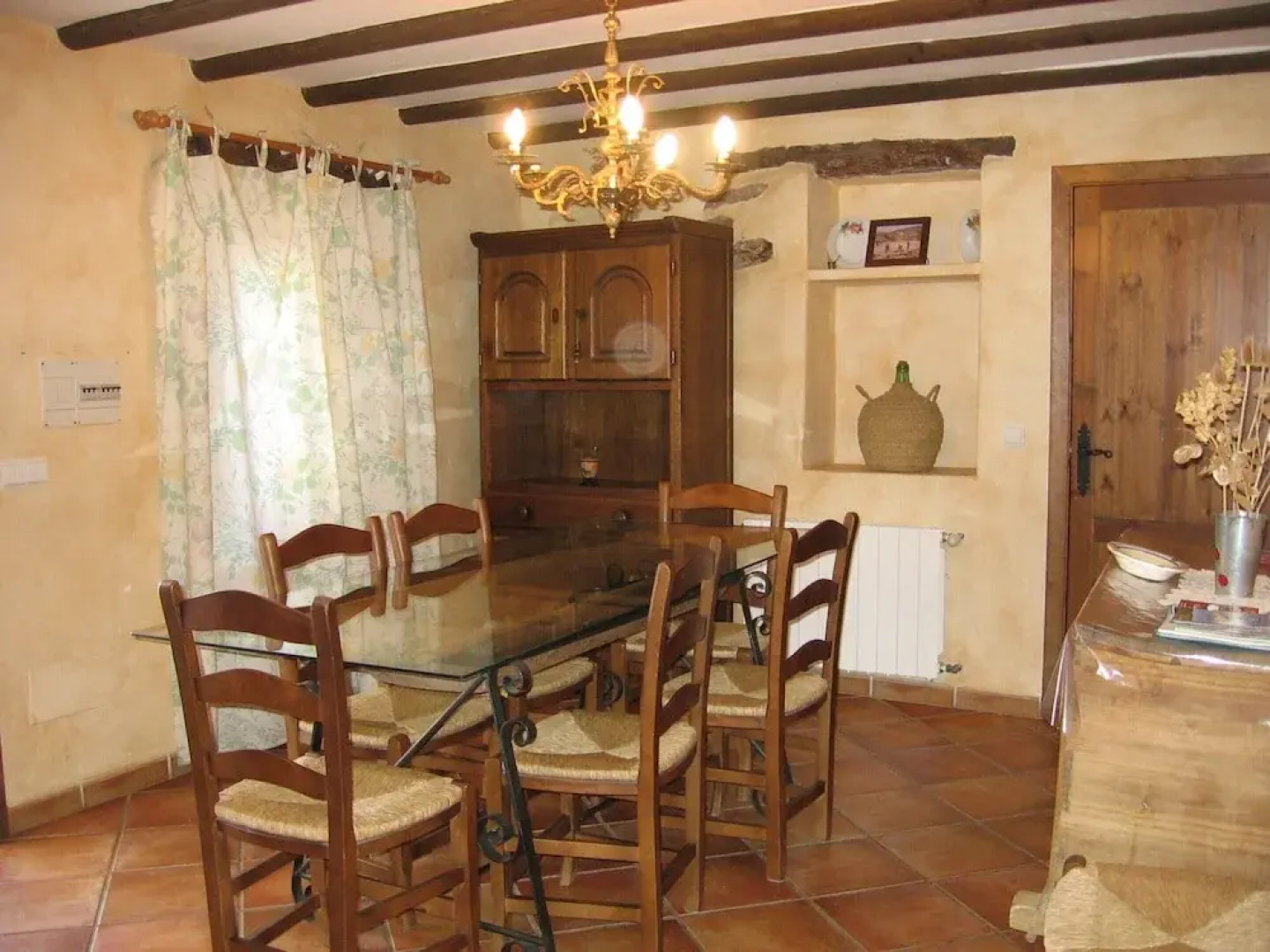 Rustic Mountain Stay, Laroya