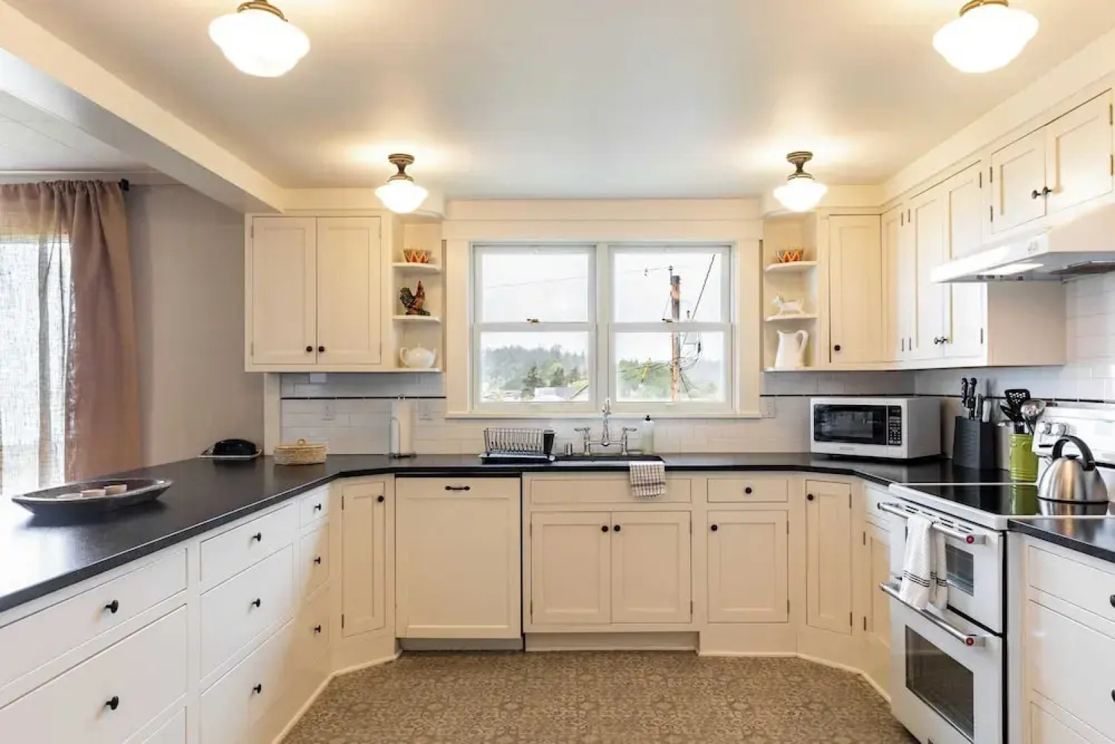 Private Beach Access + Water Views! Sleeps 18, Historic 6bdr Farmhouse w/ Deck