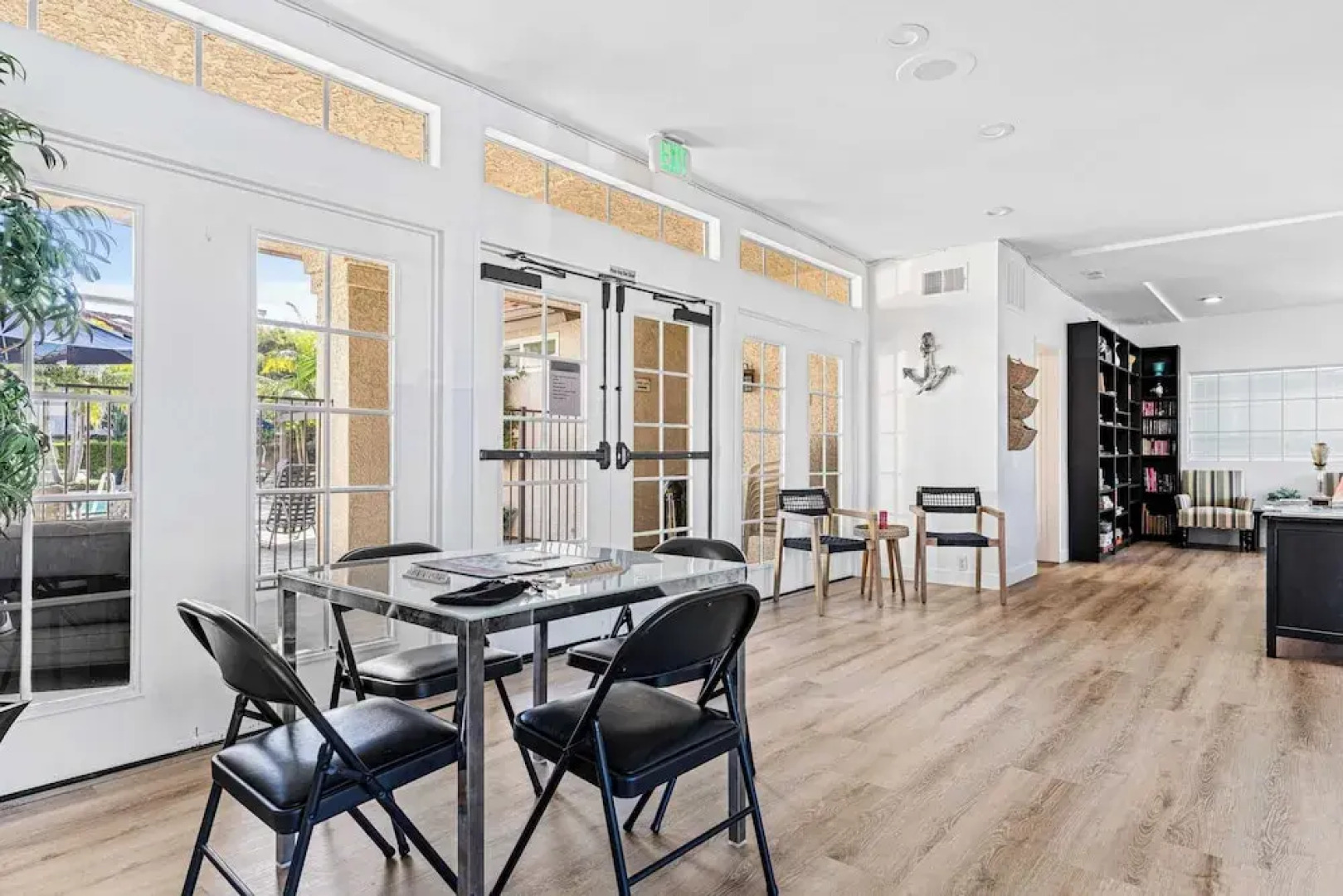 Walk to Beach Pool, Hot Tub, Private Patio, Parking Seabreeze Retreat