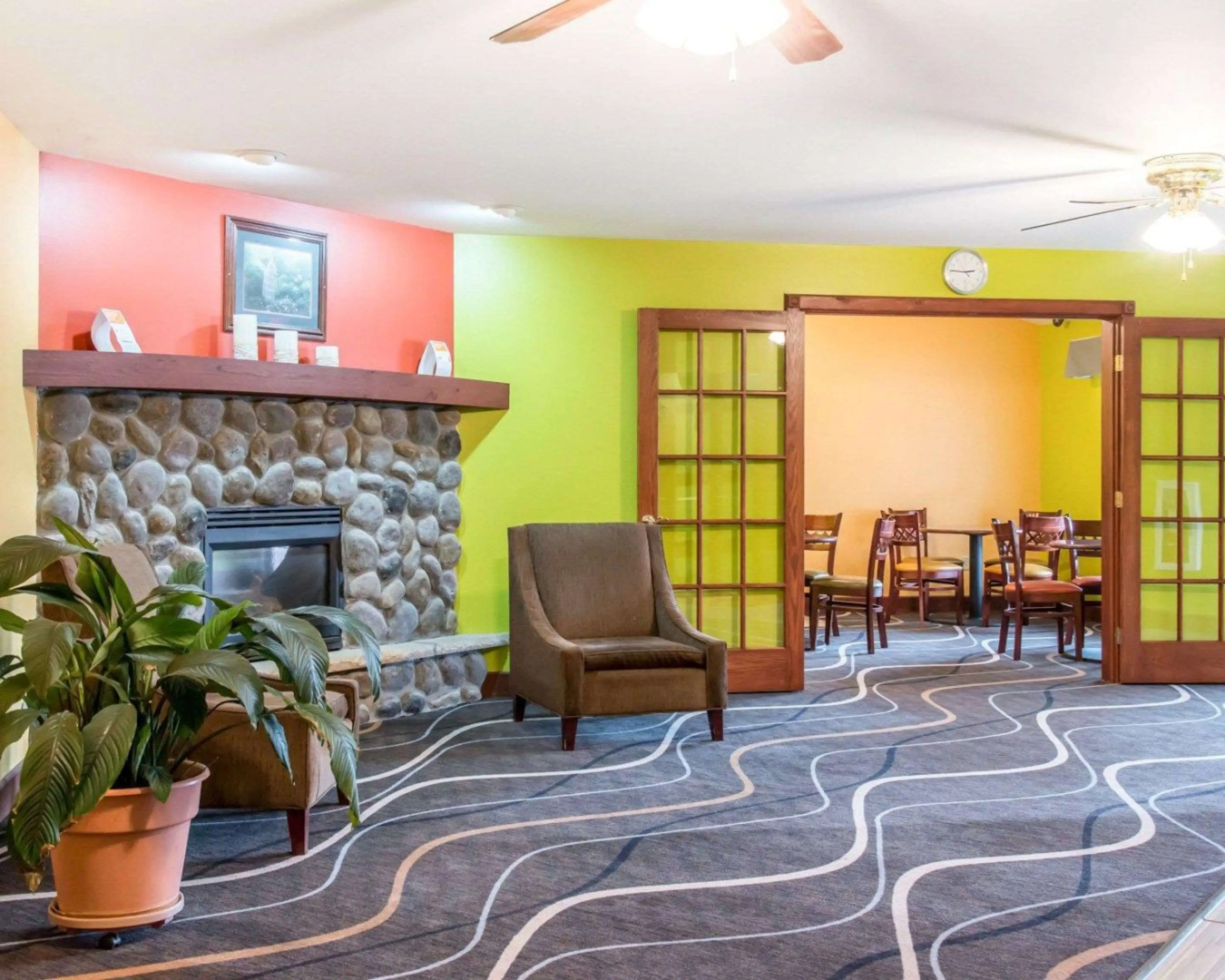Econo Lodge Inn & Suites