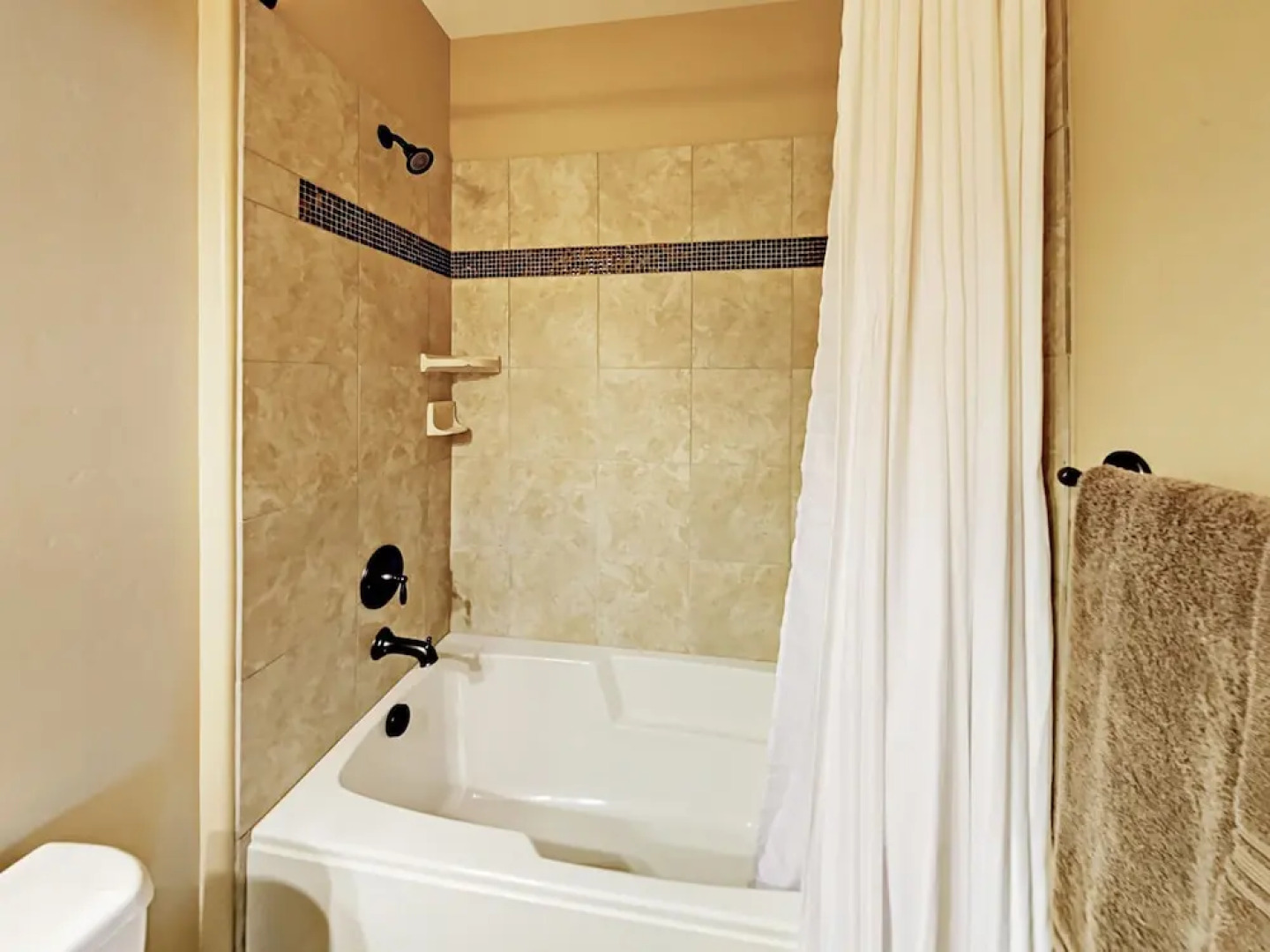 Well-Appointed Gem - 3 Br Townhouse