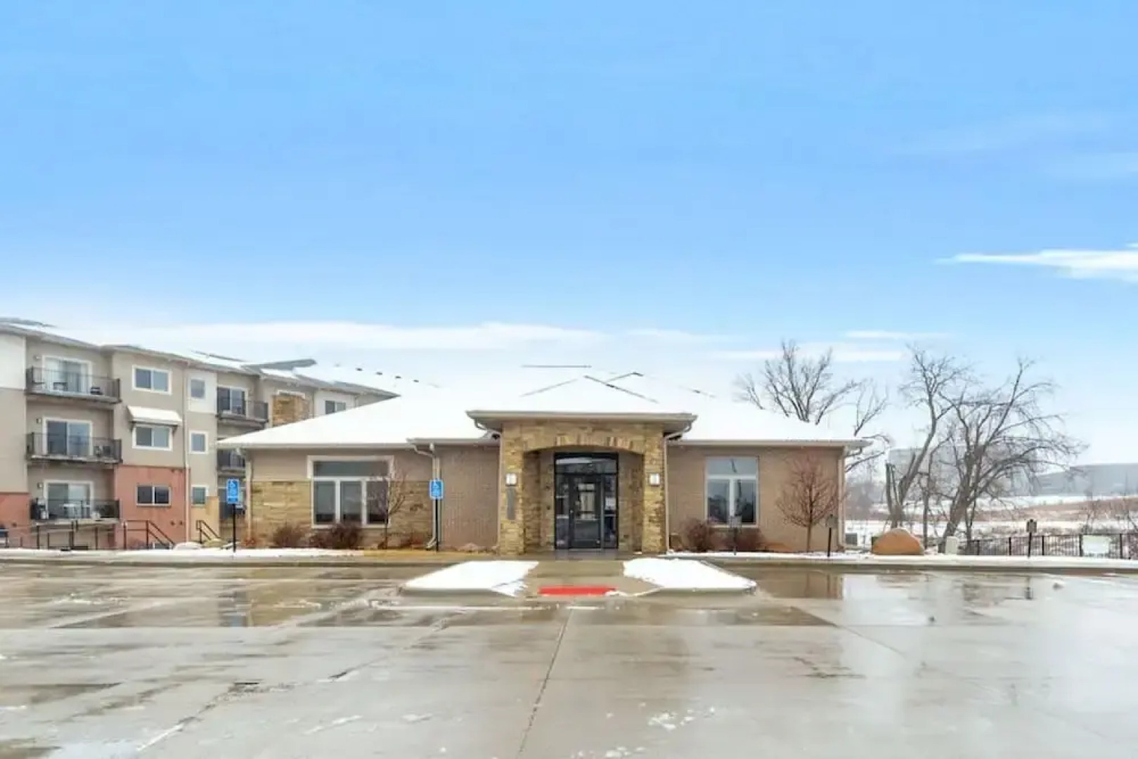 West Des Moines- Garage Gym Pool Jordan Creek