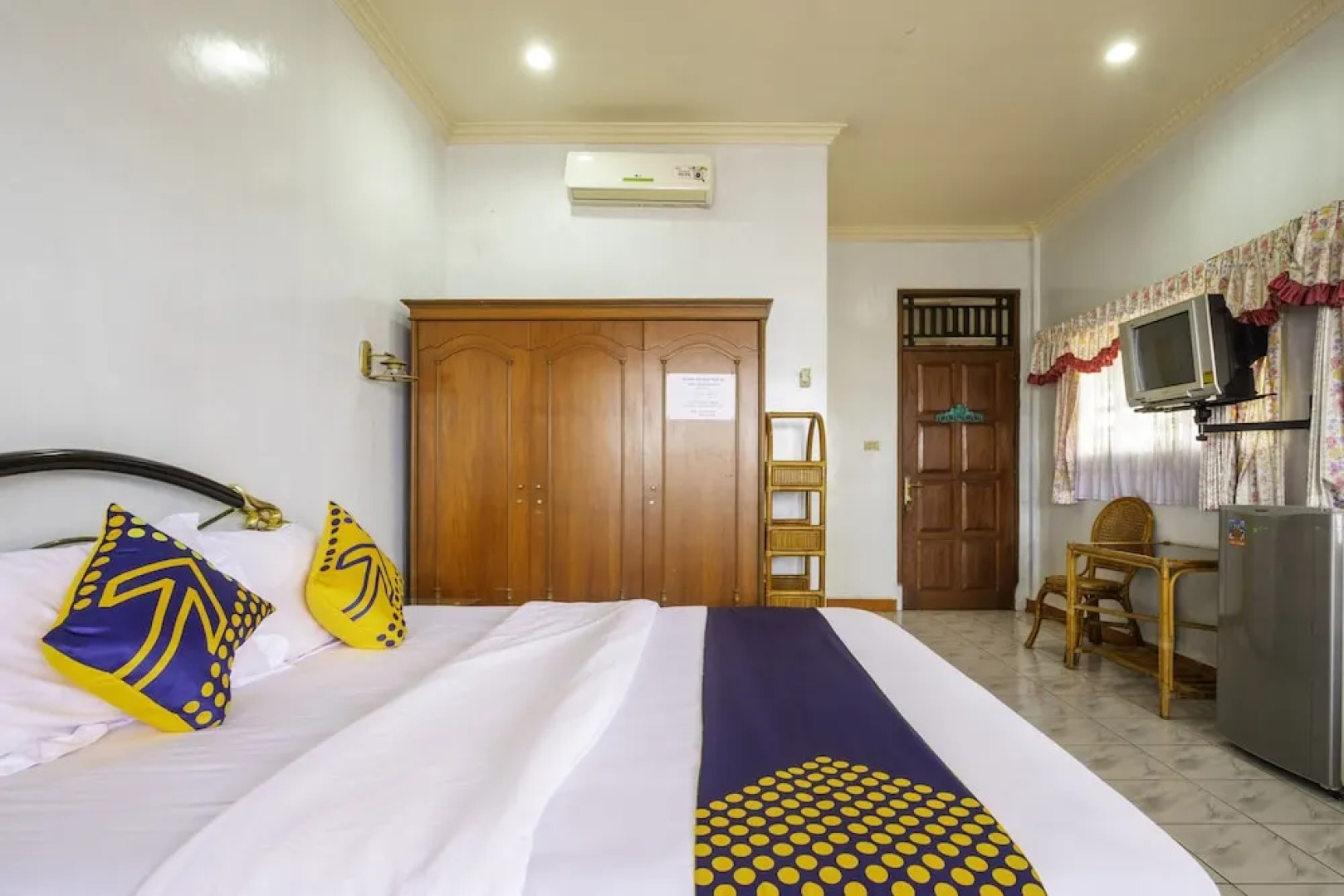 SPOT ON 1896 Hotel Mahkota Pantai