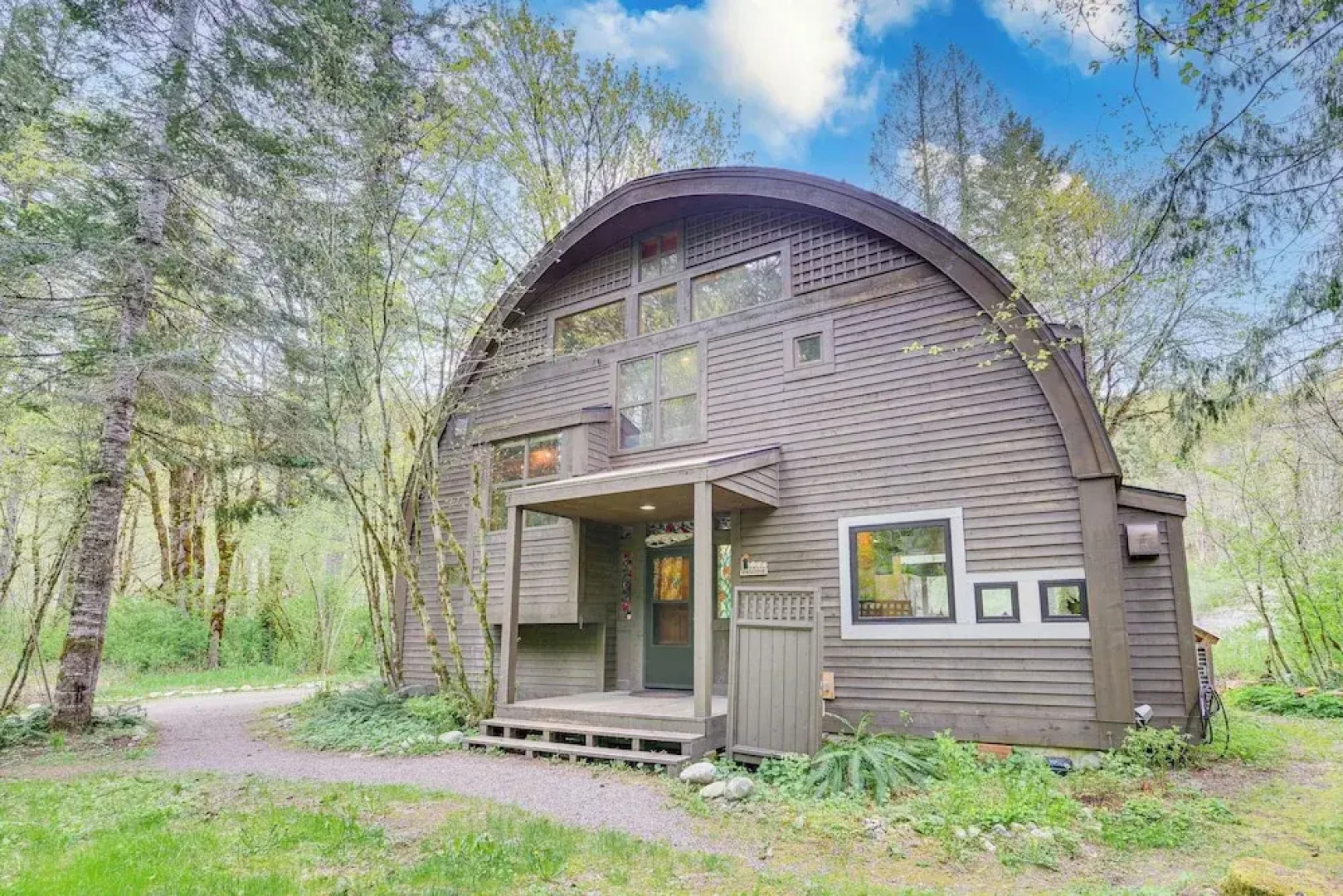 Riverfront Skykomish Cabin w/ Private Hot Tub!