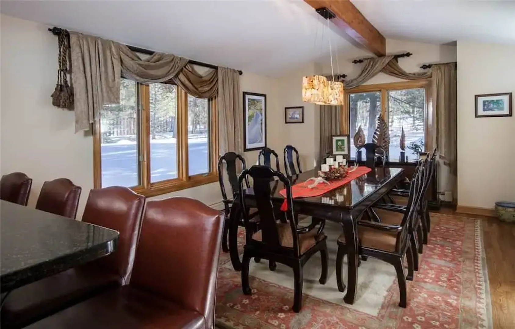 Royal Tiger Lodge (Private Home with Hot Tub)