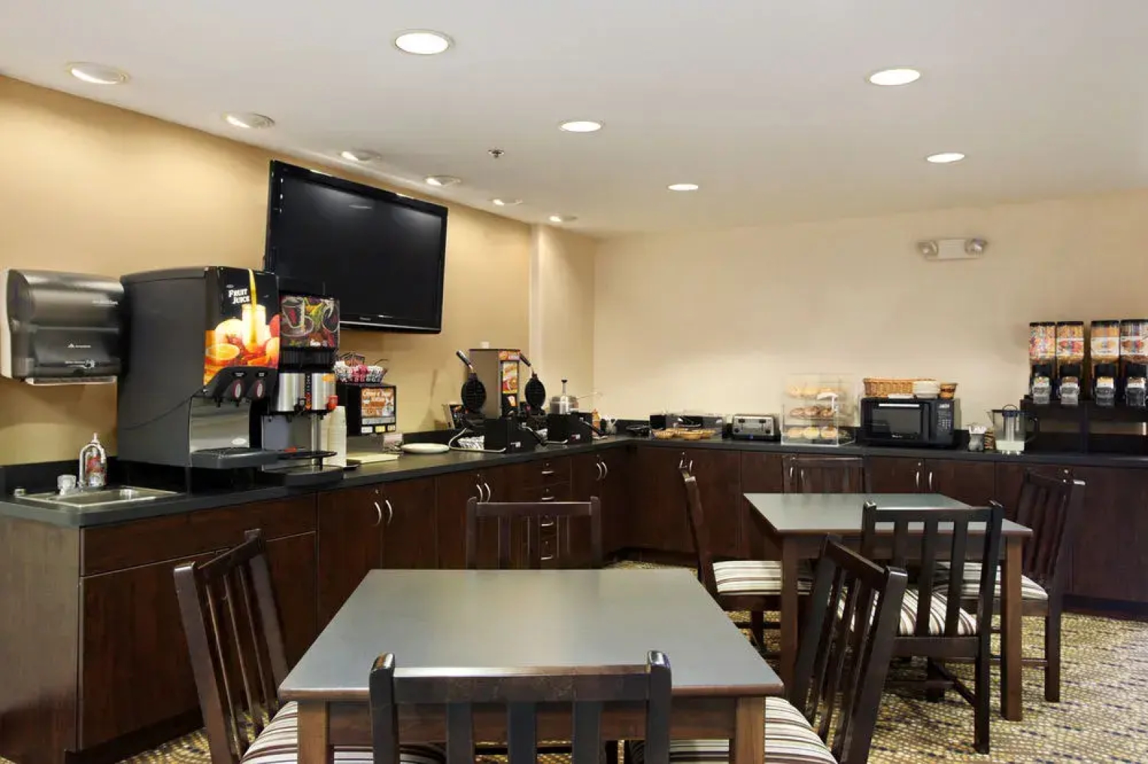GuestHouse Inn & Suites Sutherlin