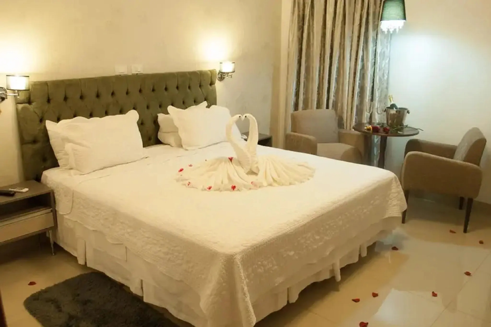 Ellus Hotel