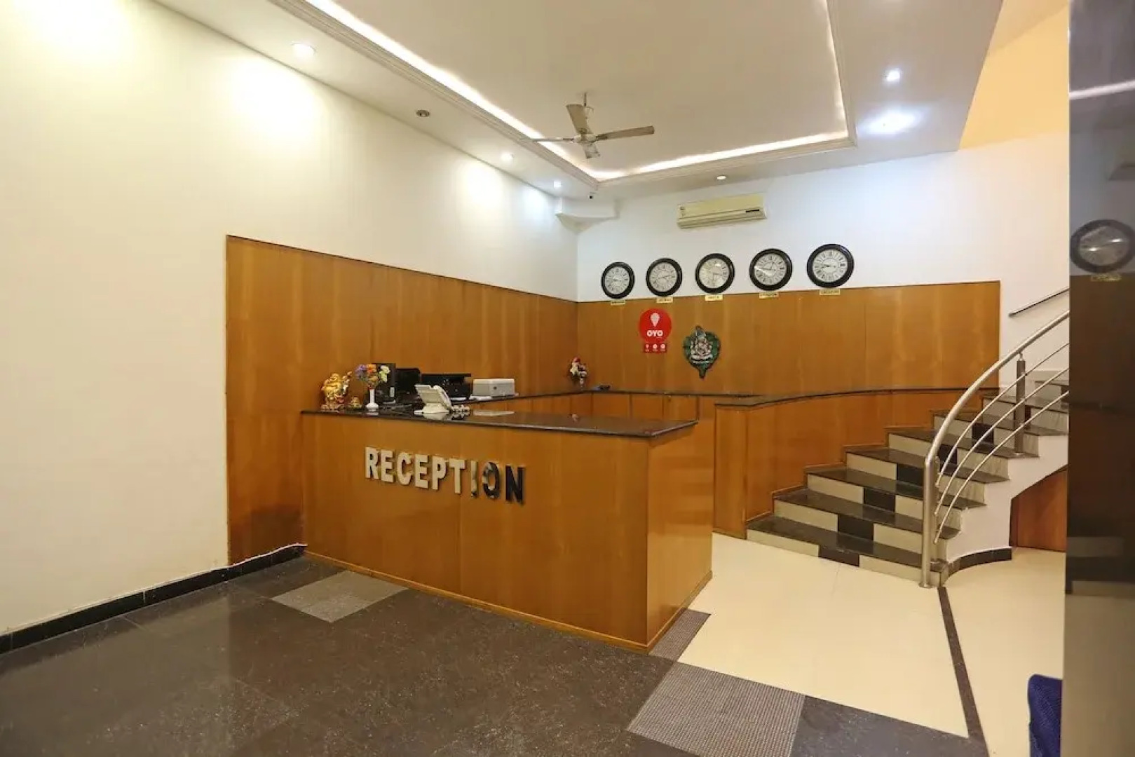 Townhouse OAK Hotel MP Inn