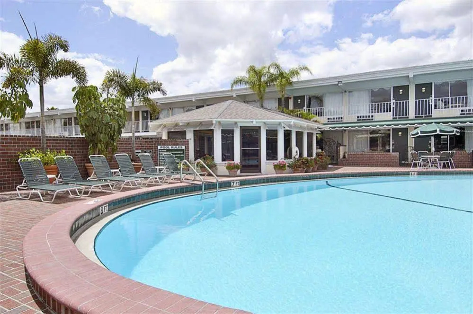 Red Rose Inn & Suites