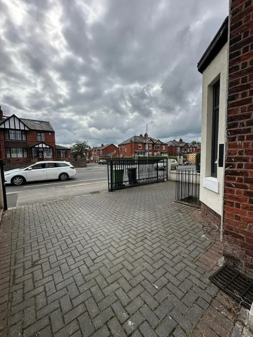 Cozy Manchester House - Stay With Host Onsite