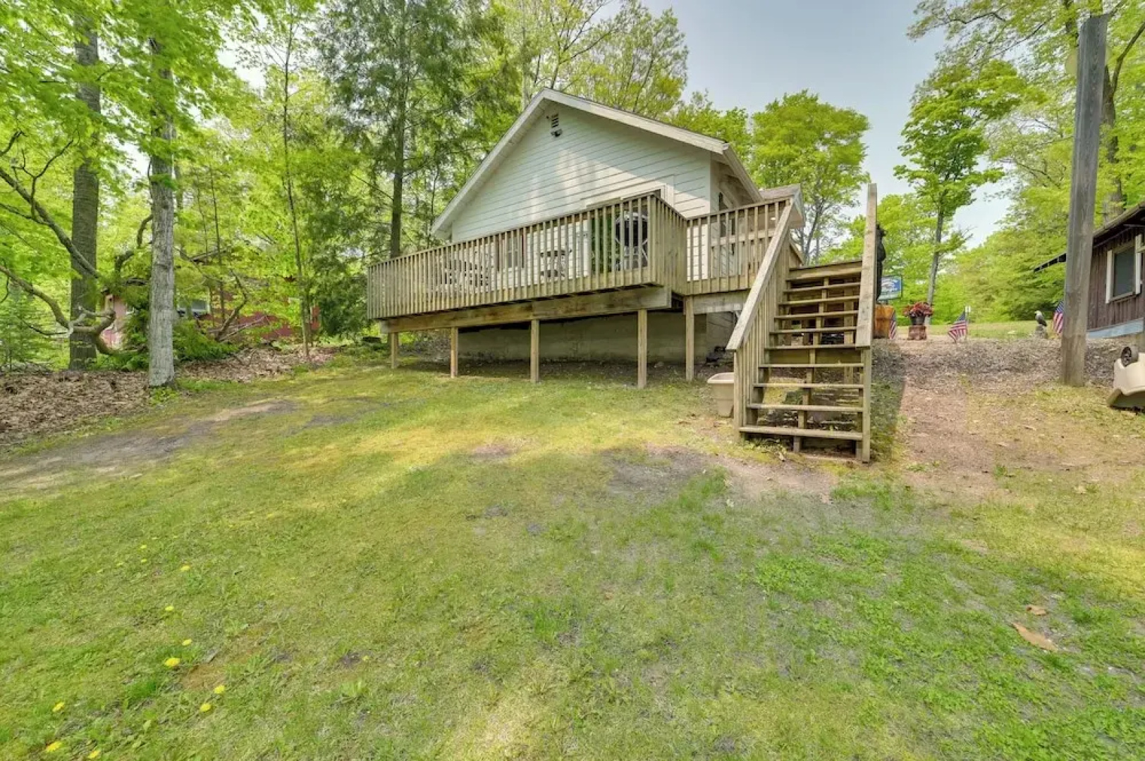 Cozy Carp Lake Cottage w/ Dock, Kayaks & Fire Pit