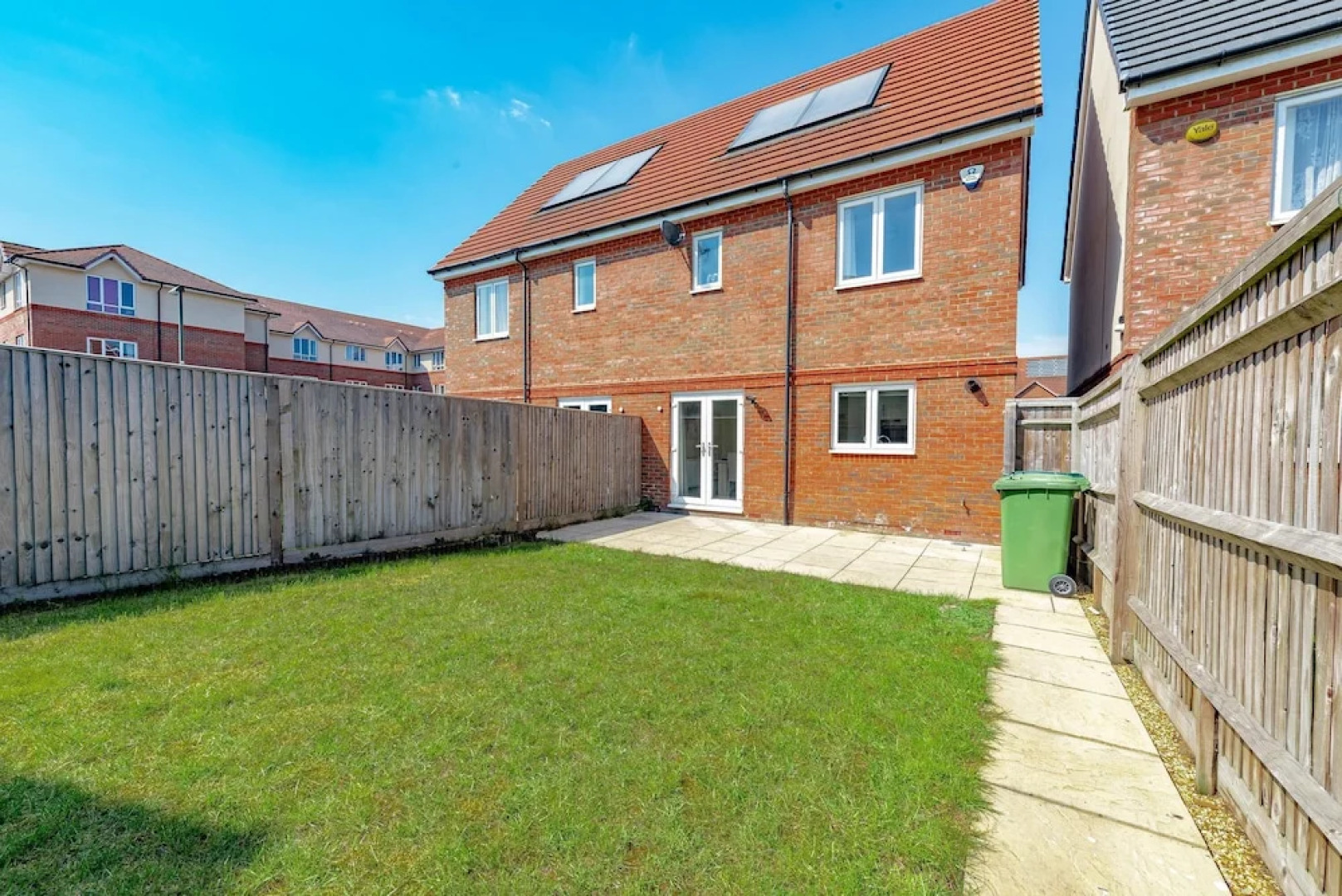 London Heathrow Living Serviced House 4 Bedrooms, 2.5 Bathrooms Up to 9 Beds