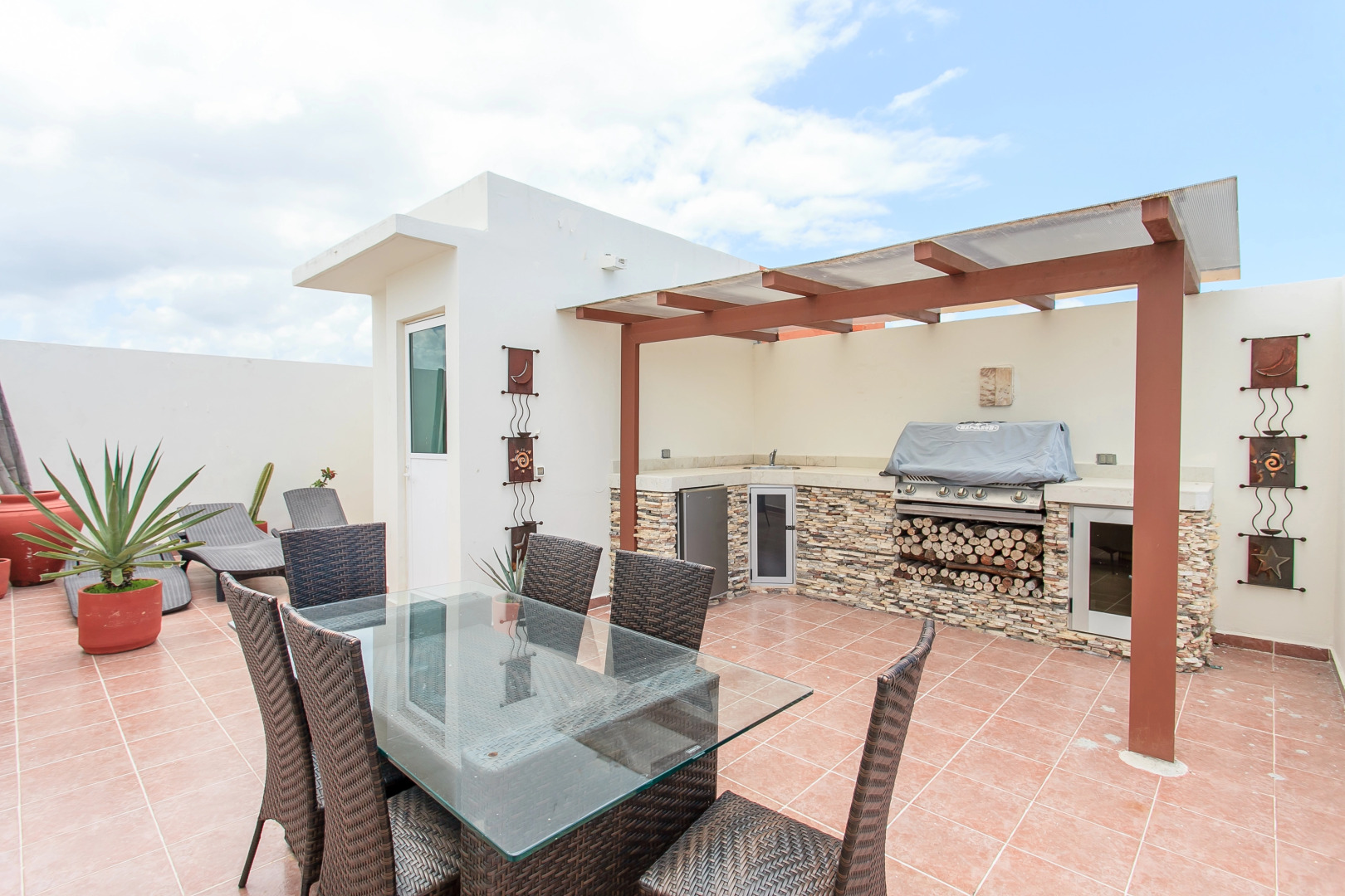 Contemporary Private 2 Br Ph Near Everything