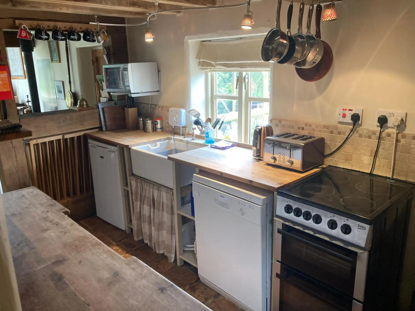 Little Pentre Barn with seasonal Swimming Pool