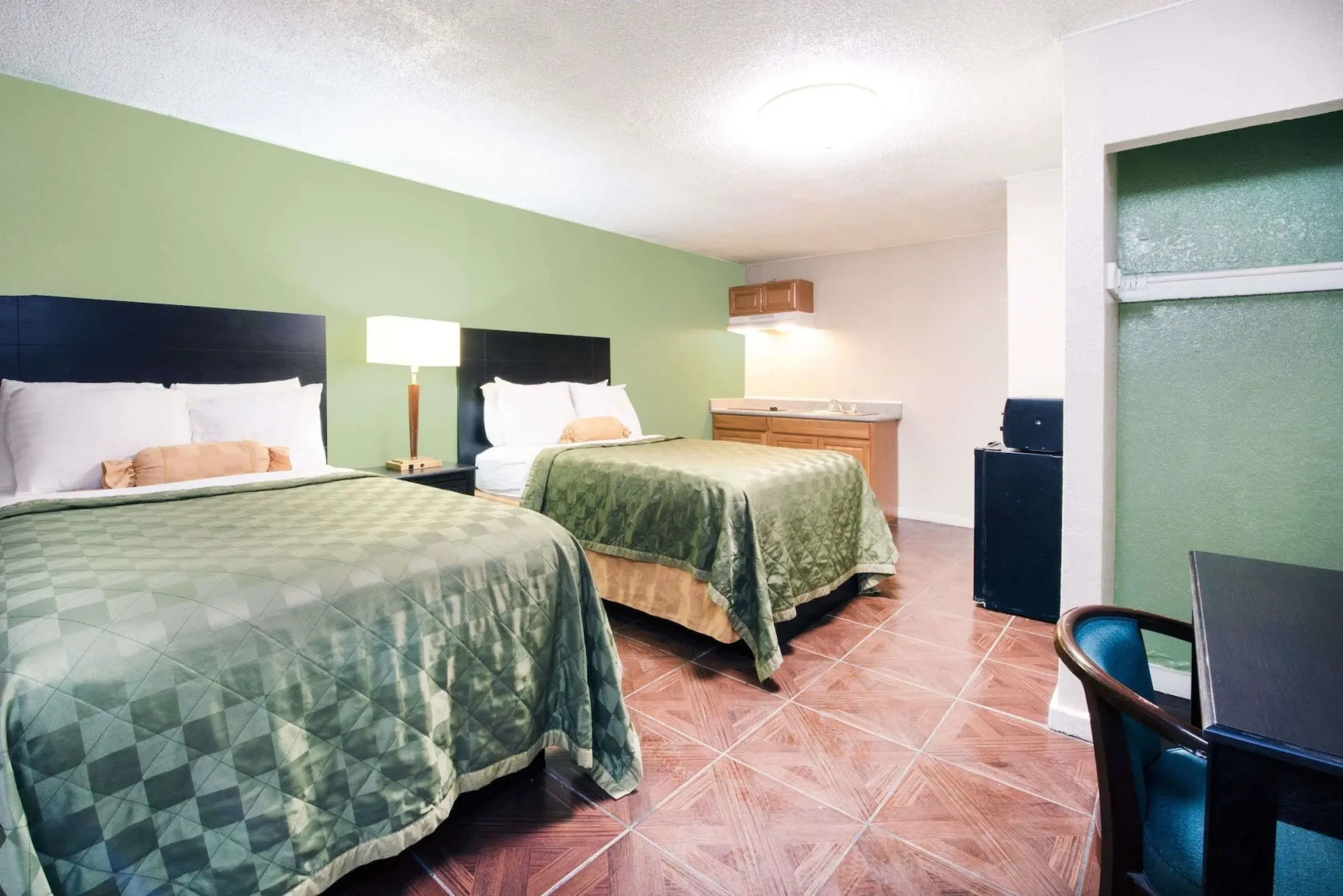 Executive Inn and Kitchenette Suites