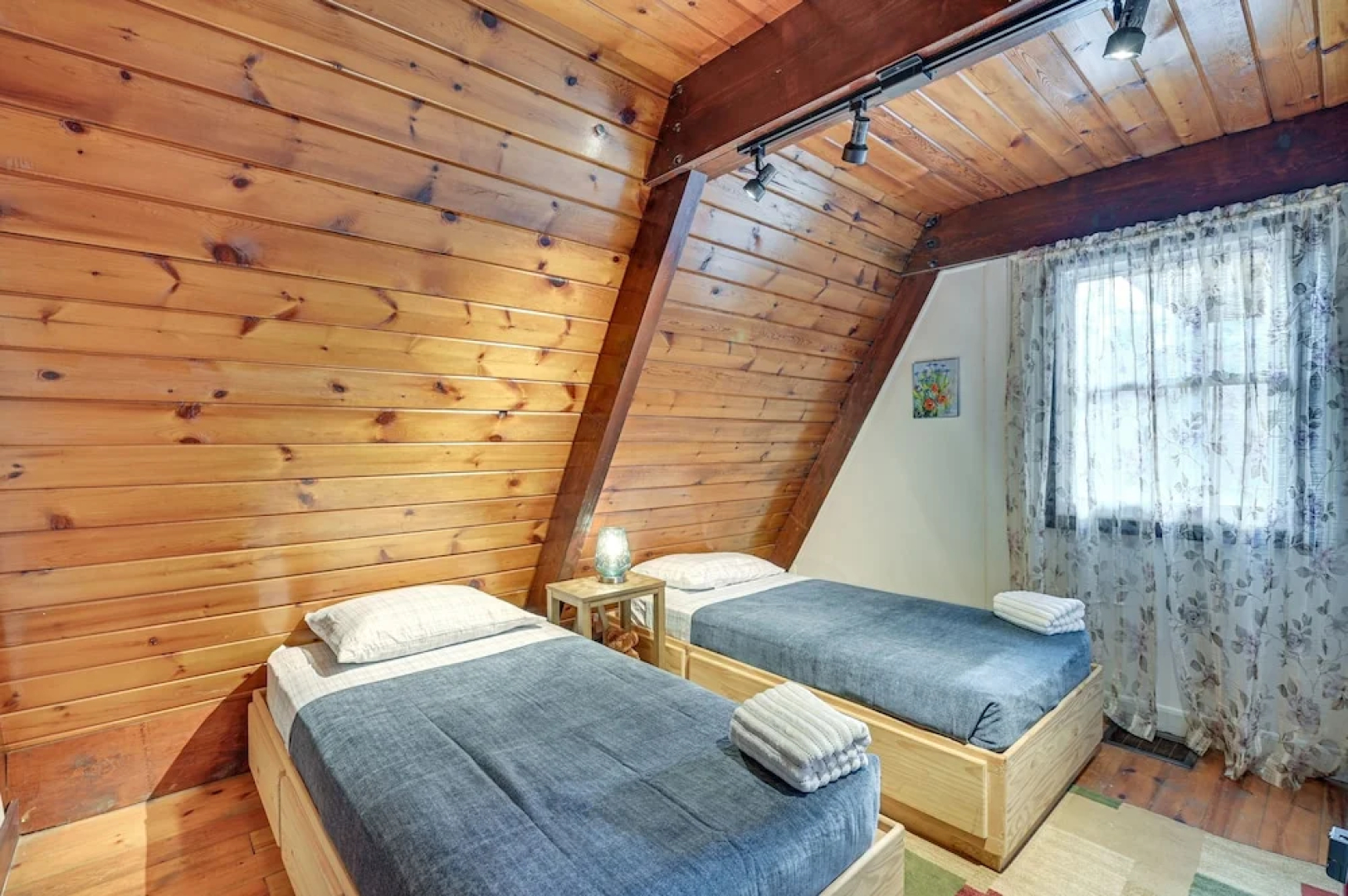 Walk to Ski Lift! Charming Hunter A-frame