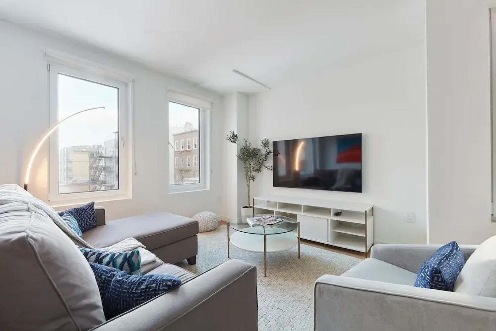 Airy 3 BR Flat w Shared Deck - gym - Mins to NYC