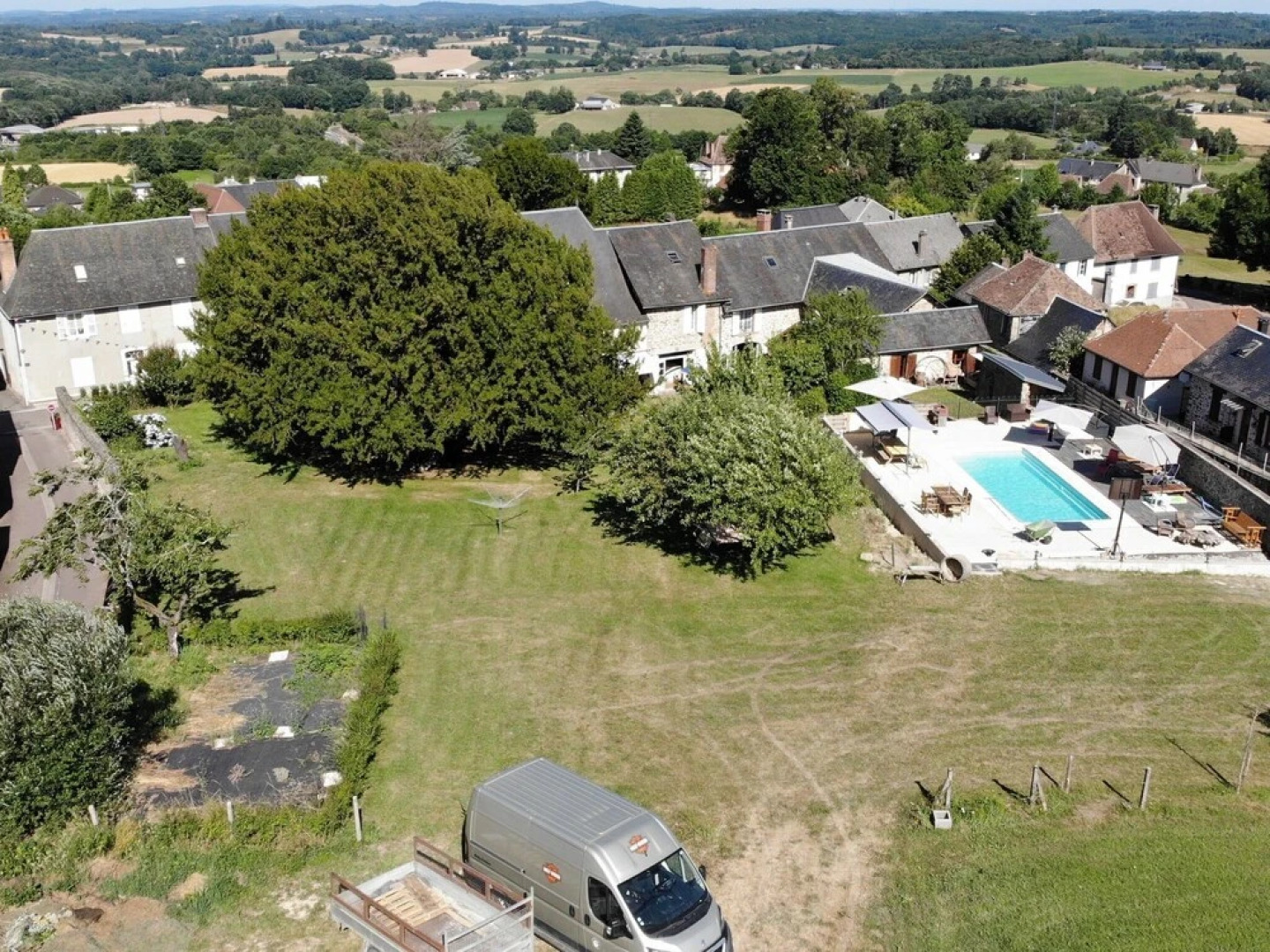 Fantastic property with large swimming pool and garden in the heart of France!