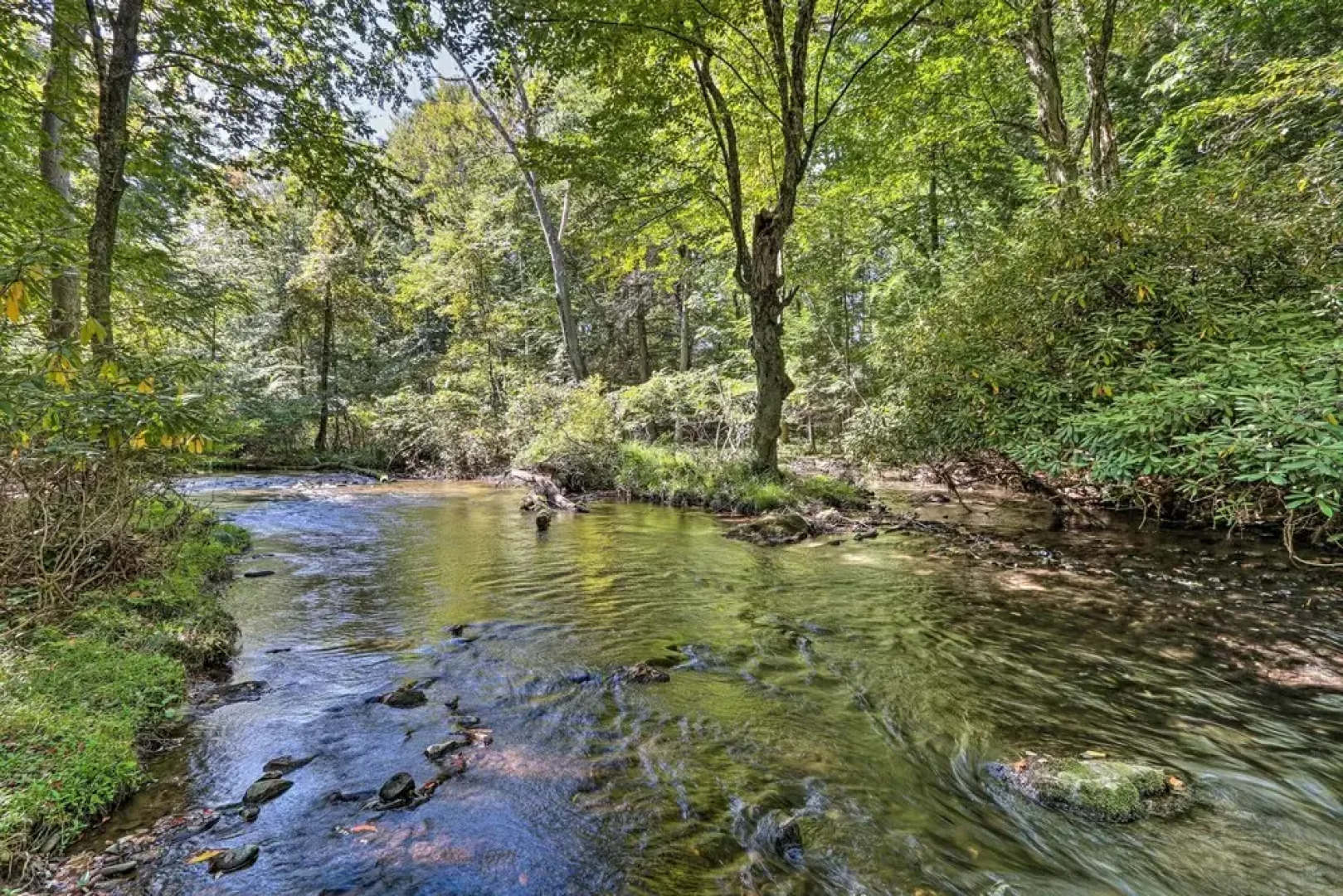 16 Mi to Ski Slopes! Creekside Poconos Cottage