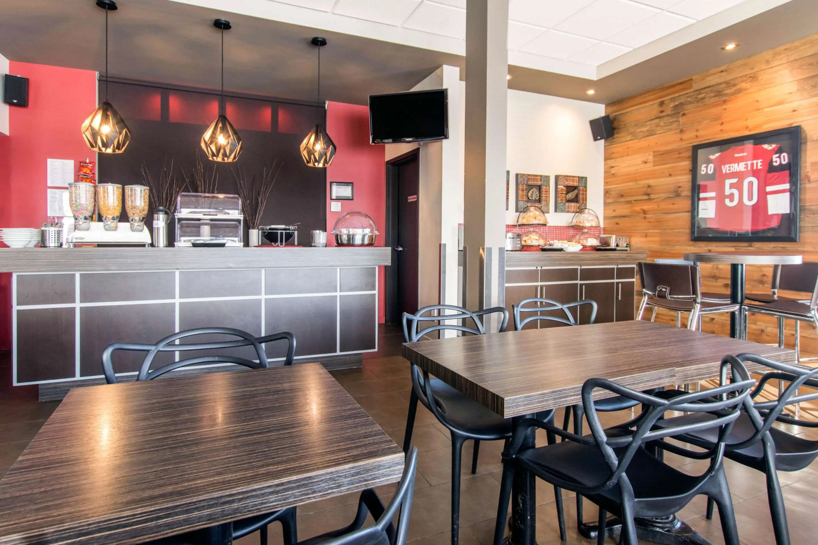 Econo Lodge Inn & Suites