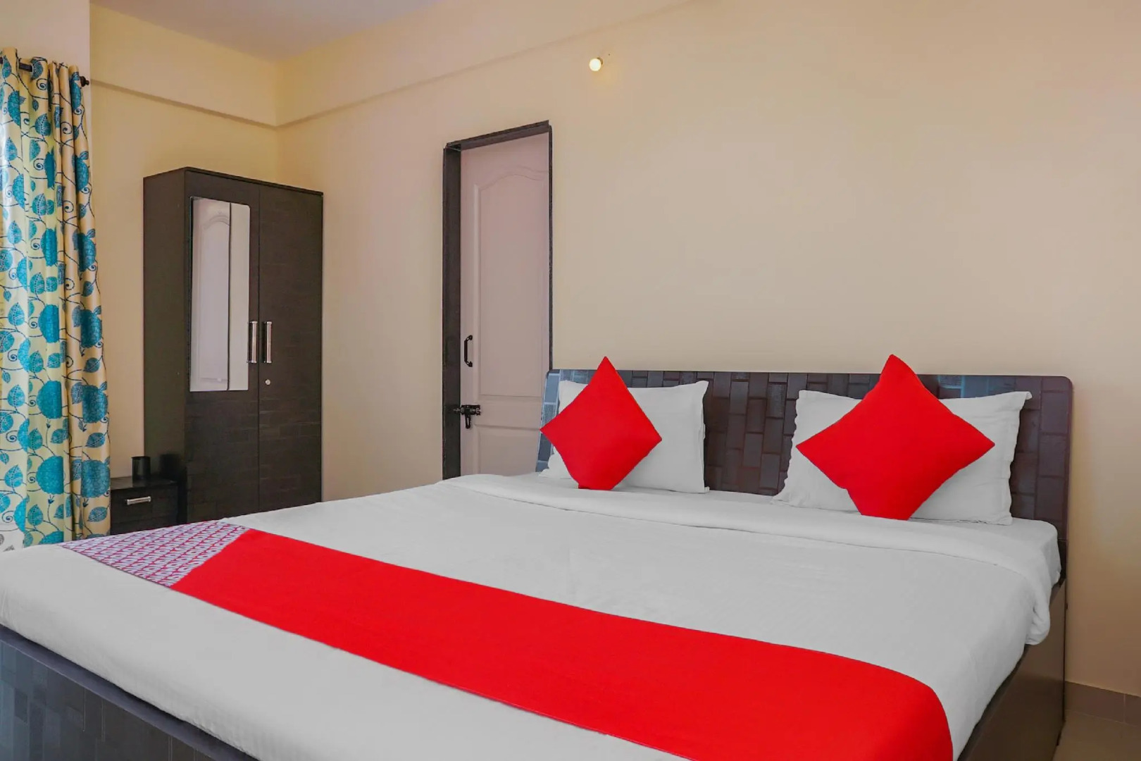 OYO Flagship 16053 Ema Happy Stay