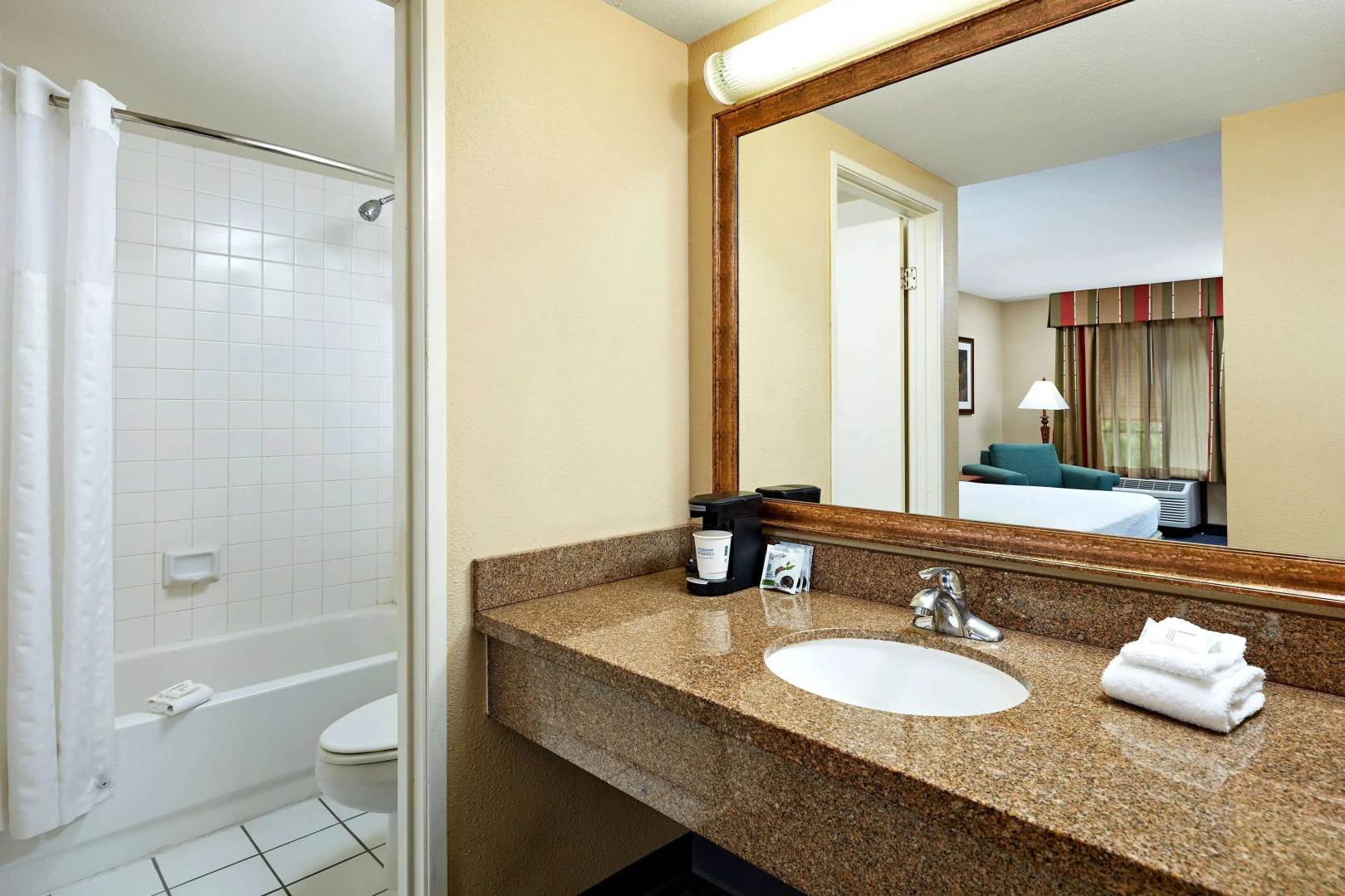 La Quinta Inn & Suites by Wyndham Thousand Oaks-Newbury Park